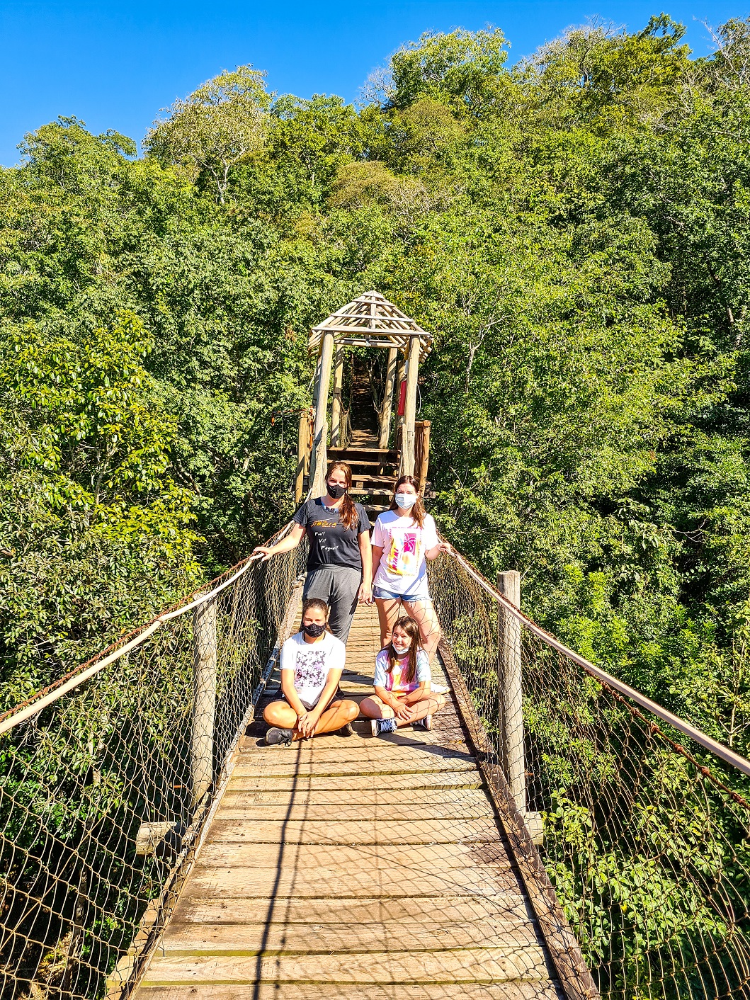 Trilha suspensa da Gruta São Mateus em Bonito.