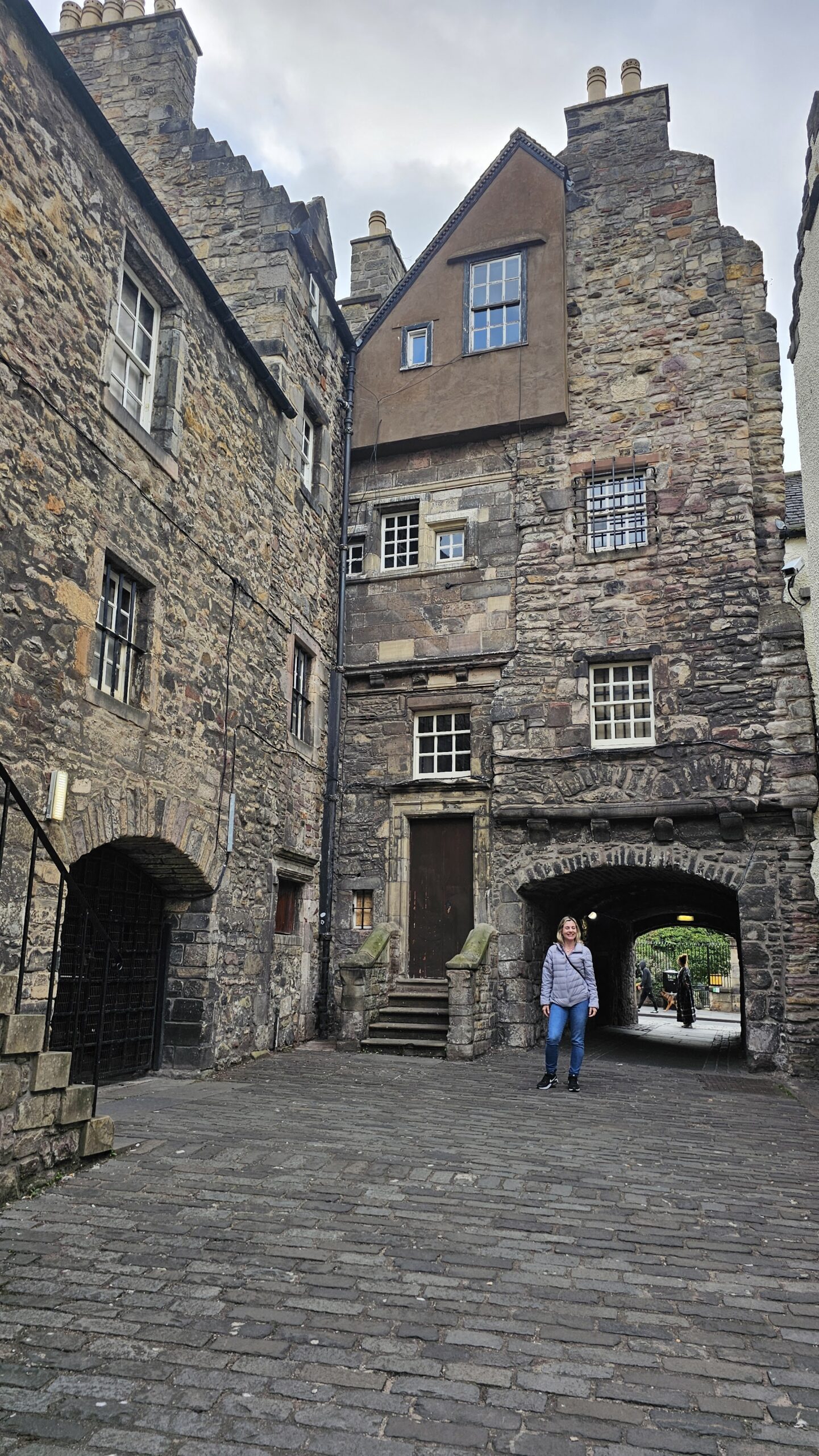 Outro ângulo da Bakehouse Close em Edimburgo, mostrando a arquitetura de pedra e o pátio interno cenário do filme Frankenstein 2025