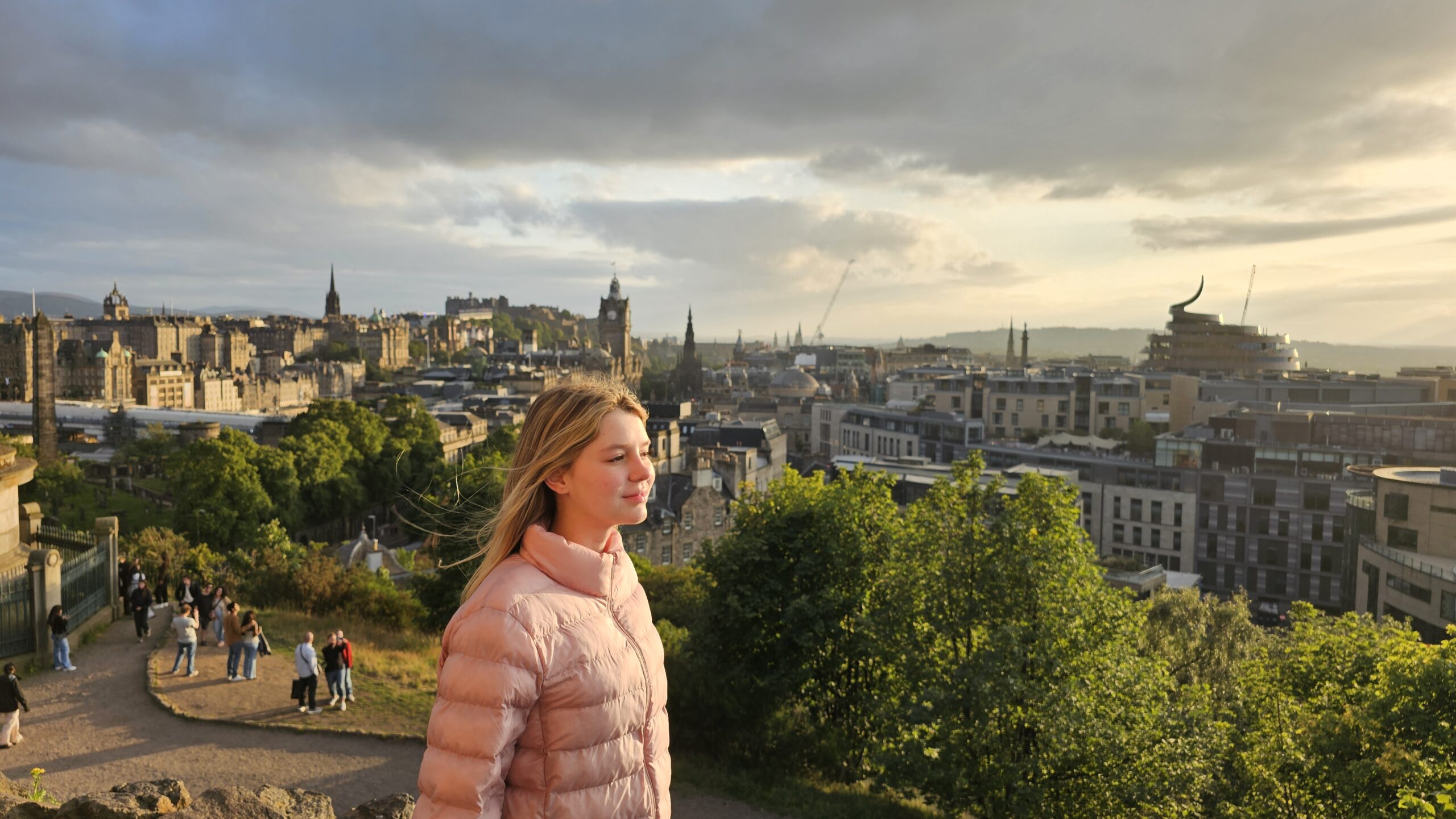 Vista panorâmica de Edimburgo do topo do Calton Hill ao pôr do sol, com Old Town e a New Town iluminada.