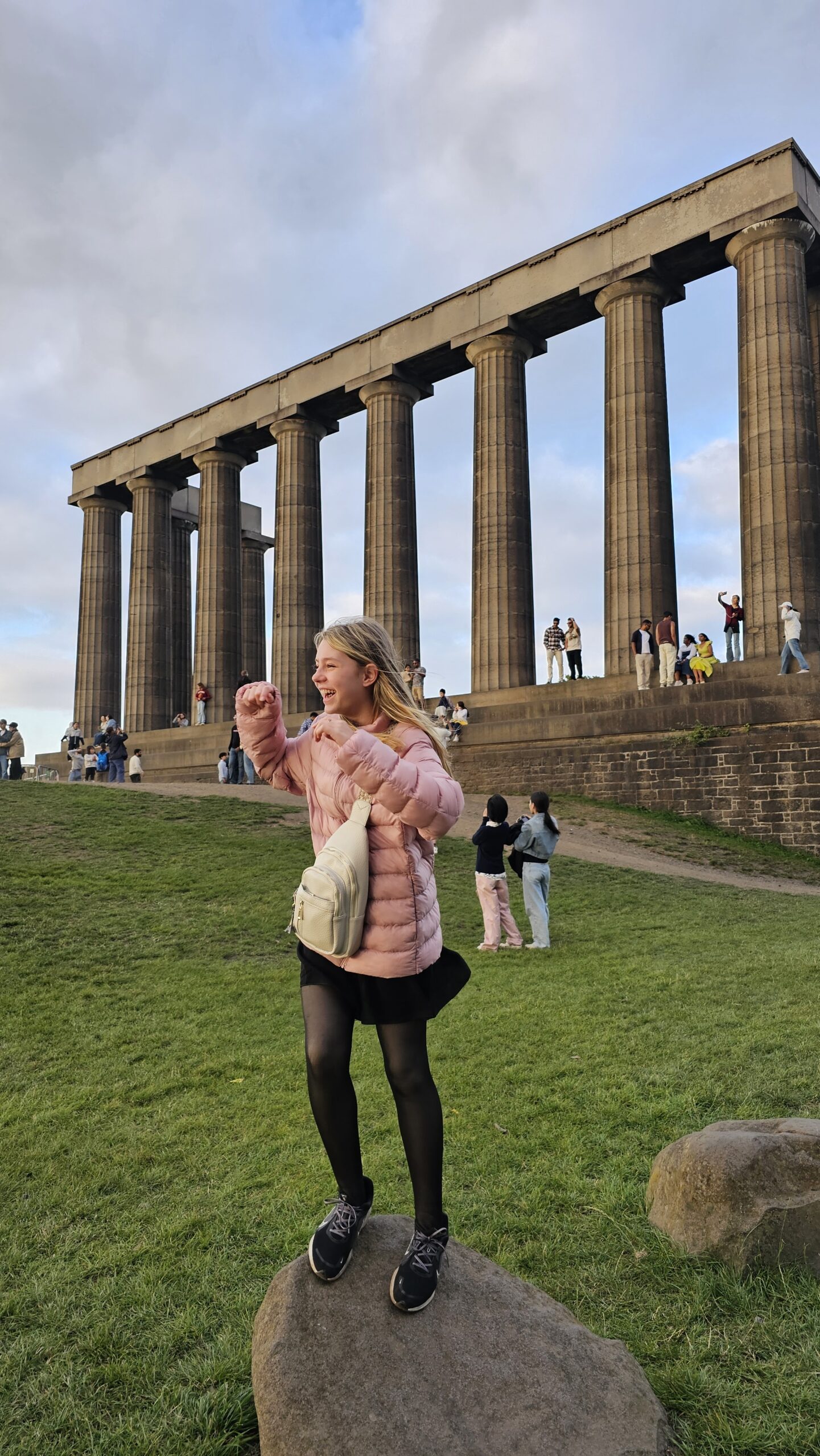 National Monument no Calton Hill em Edimburgo, réplica inacabada do Partenon apelidada de "Vergonha da Escócia".