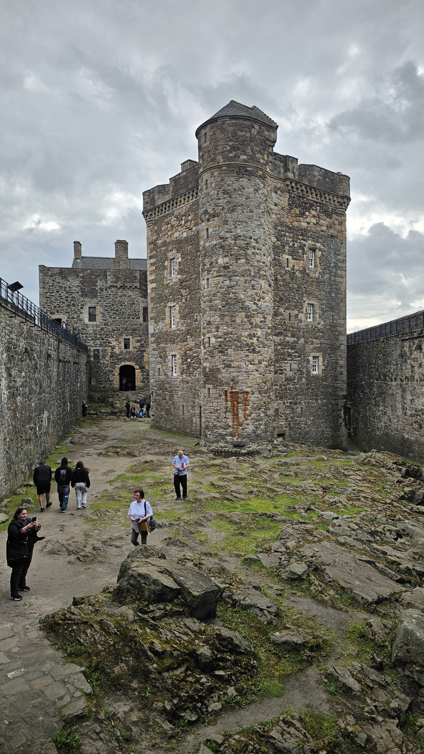 Castelo Blackness na costa da Escócia, cenário do temido Fort William em Outlander.