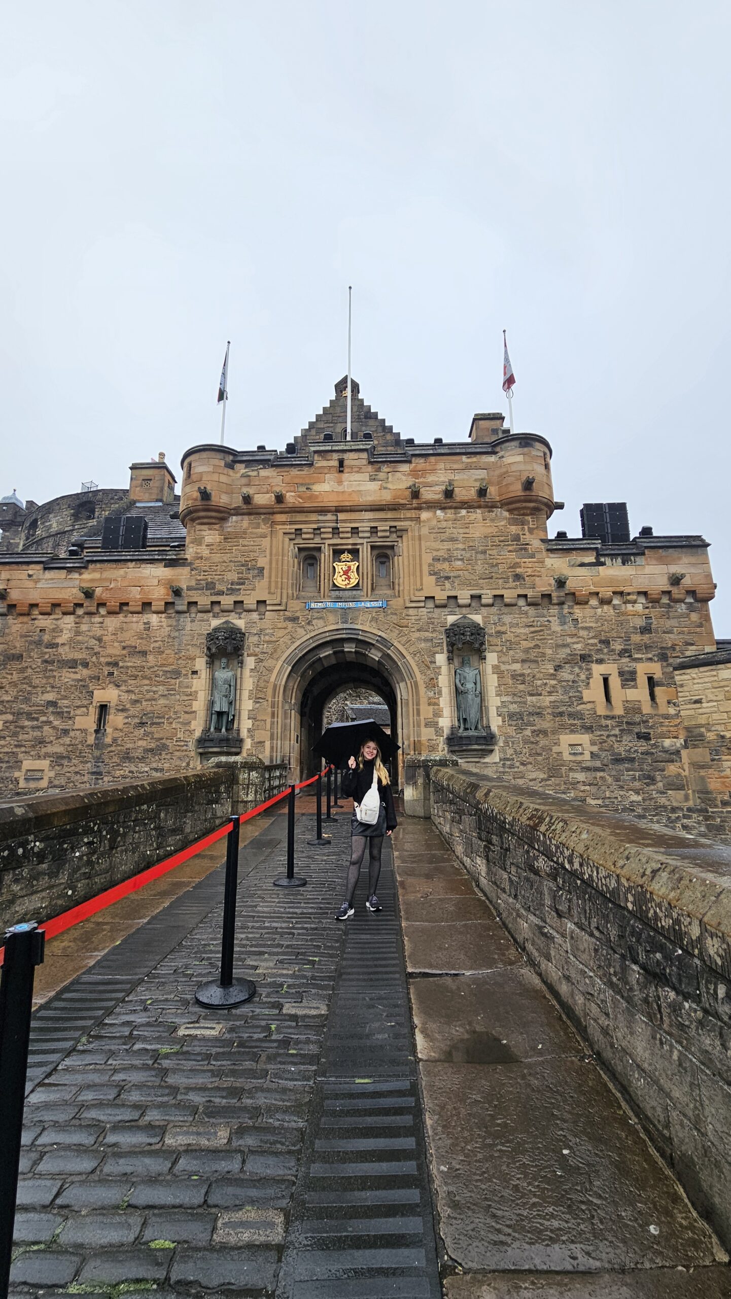 Vista externa do Castelo de Edimburgo no topo do Castle Rock.
