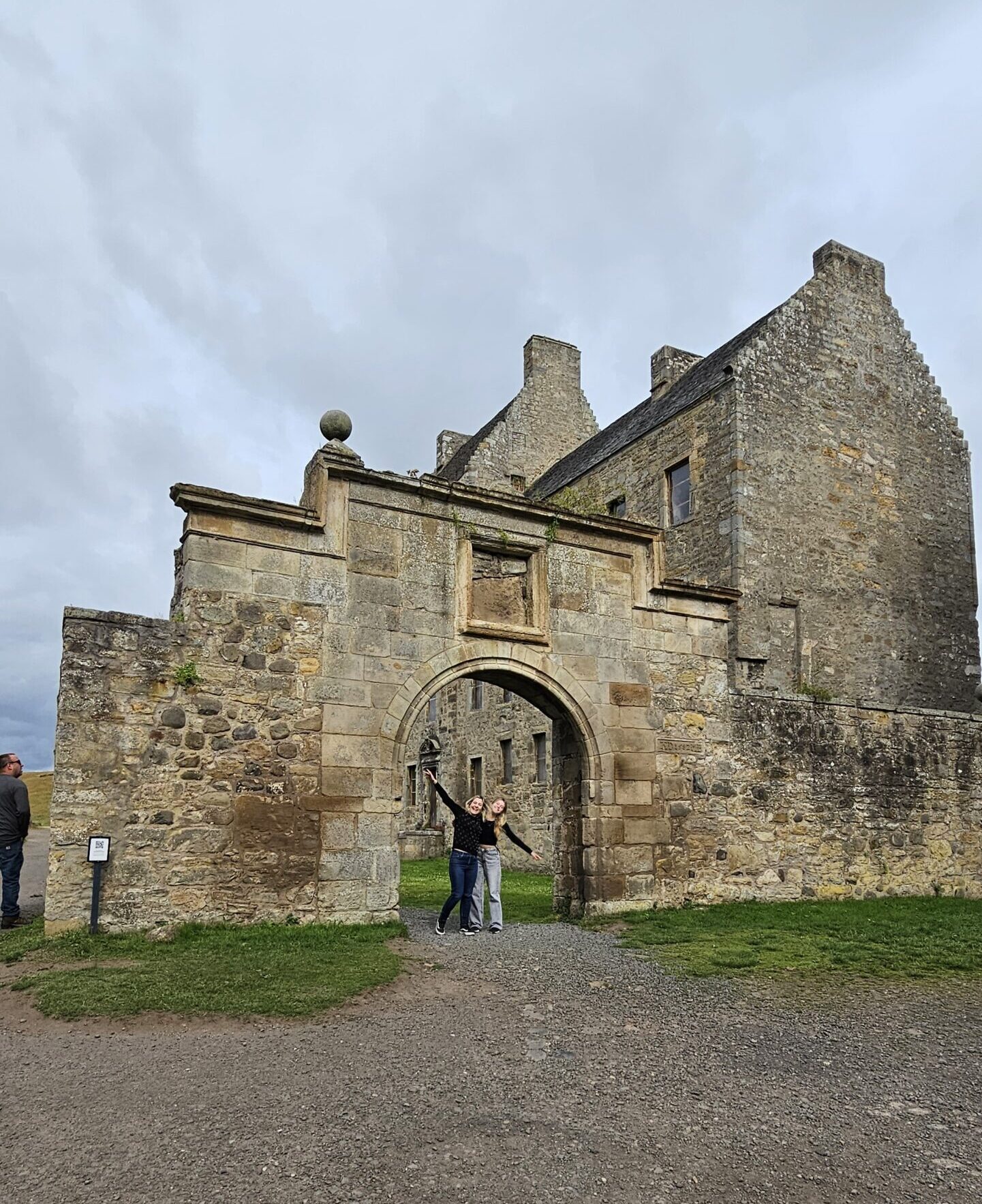 Castelo Midhope na Escócia, conhecido como Lallybroch em Outlander, casa da família Fraser na série.