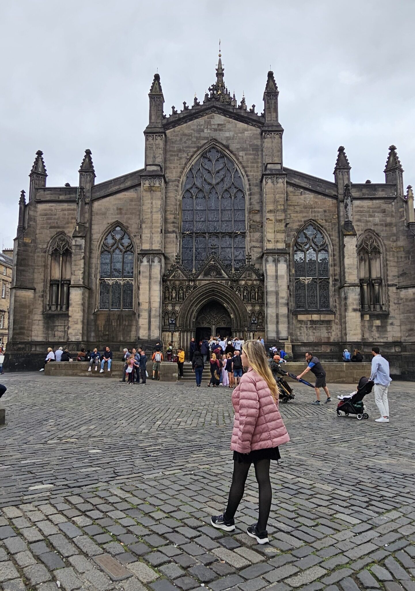Fachada da Catedral de Santo Egídio em Edimburgo com sua icônica torre em forma de coroa. Roteiro Edimburgo.