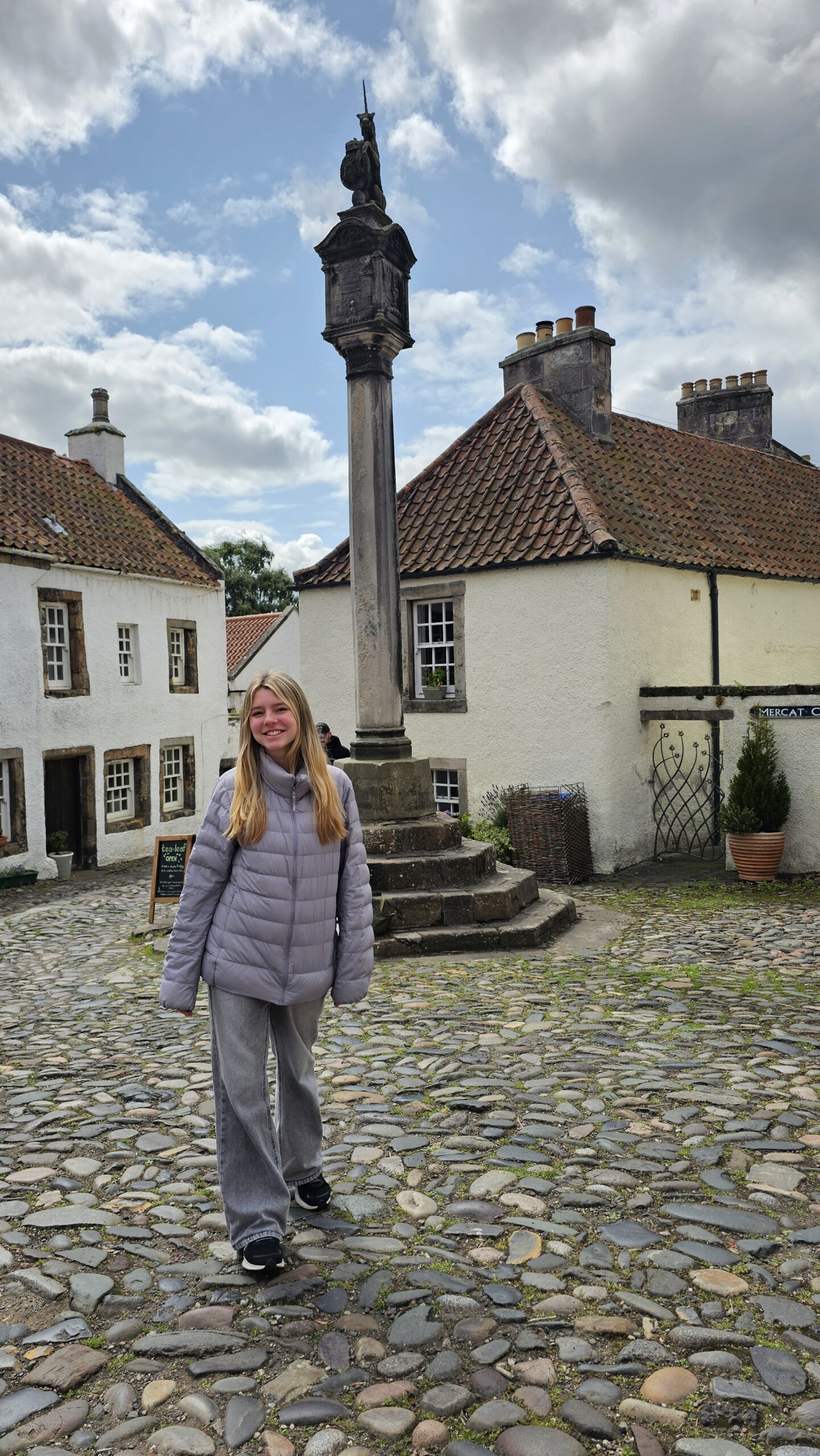 Vila de Culross na Escócia com arquitetura escocesa dos séculos XVII e XVIII, cenário de Cranesmuir em Outlander.