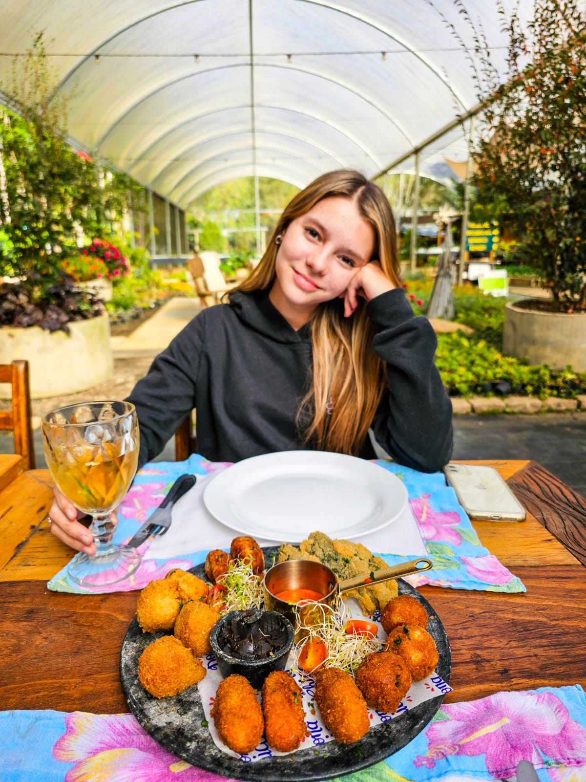 Restaurante Dona Chica na Horta em Campos do Jordão o restaurante conta com um parque anexo onde você pode encontrar galinhas, coelhos e um lago, tornando a visita ainda mais especial para toda a família. Além disso, o Dona Chica na Horta é pet friendly de verdade, oferecendo um cãodarpio com entrada, prato principal e sobremesas especialmente desenvolvidos para os cãezinhos. 