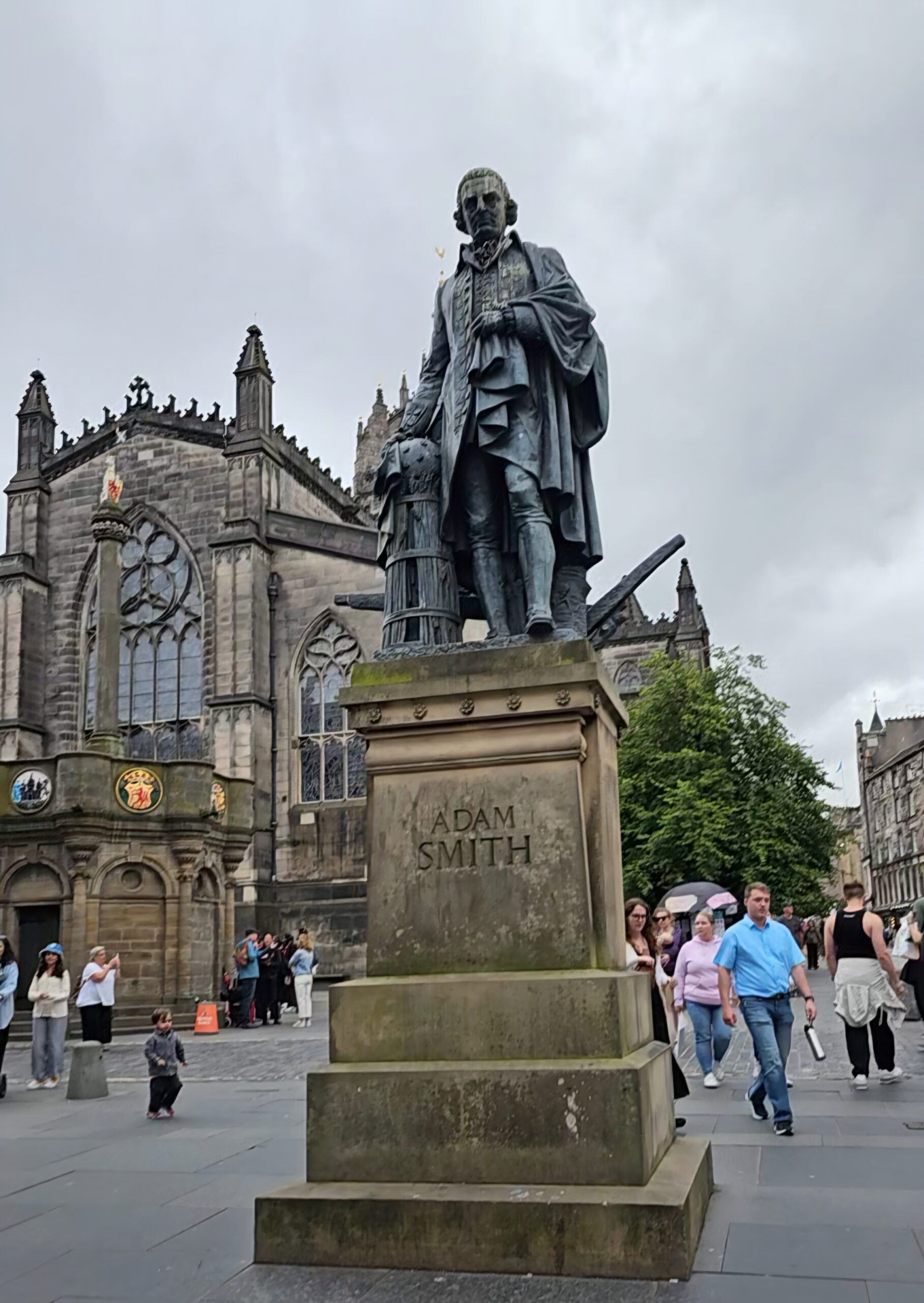 Estátua em bronze de Adam Smith na Royal Mile em Edimburgo, em frente à Catedral de St Giles.