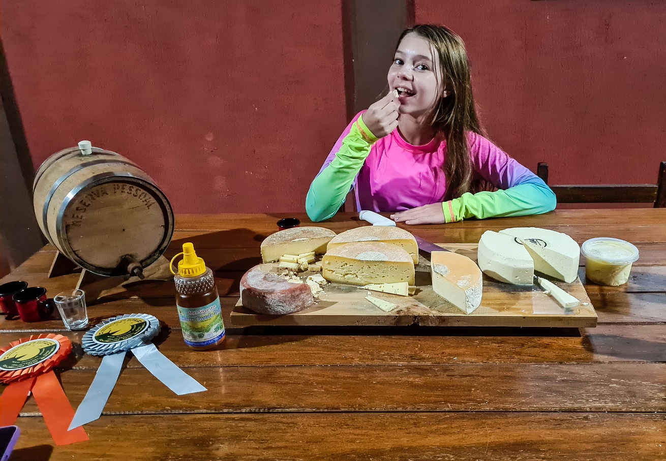 A produção do queijo orgânico começa com o cuidado com as vacas, que recebem um tratamento e alimentação especiais para que produzam um leite sem agrotóxicos.  O tour inclui um passeio para vê-las, mas com a chuva infelizmente essa parte ficou para uma próxima visita.