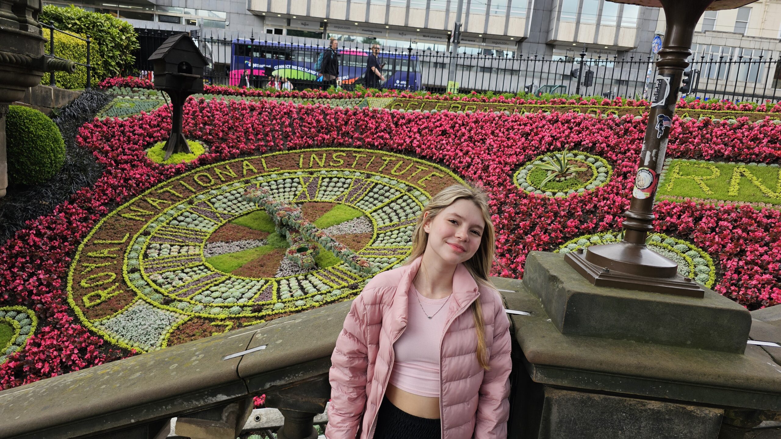 Relógio de flores nos Princes Street Gardens de Edimburgo, com desenho colorido feito de plantas ornamentais