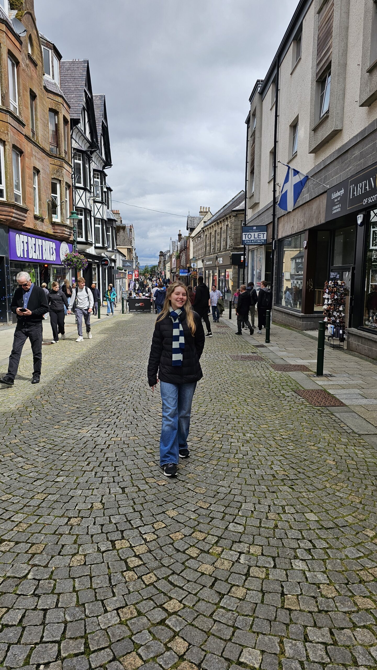 Cidade histórica de Fort William nas Highlands escocesas, parada de almoço do tour ao Viaduto de Glenfinnan.