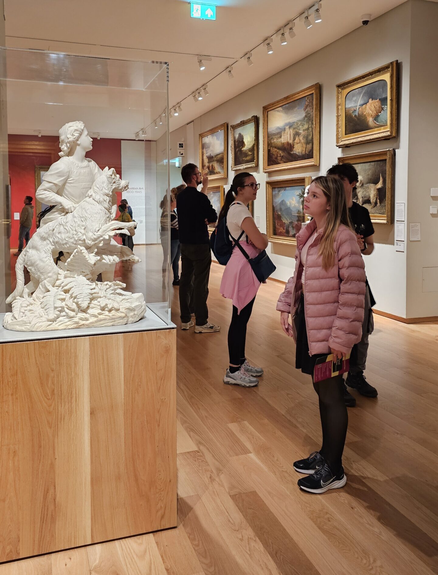 Anna Clara observando uma obra de arte dentro da Galeria Nacional da Escócia