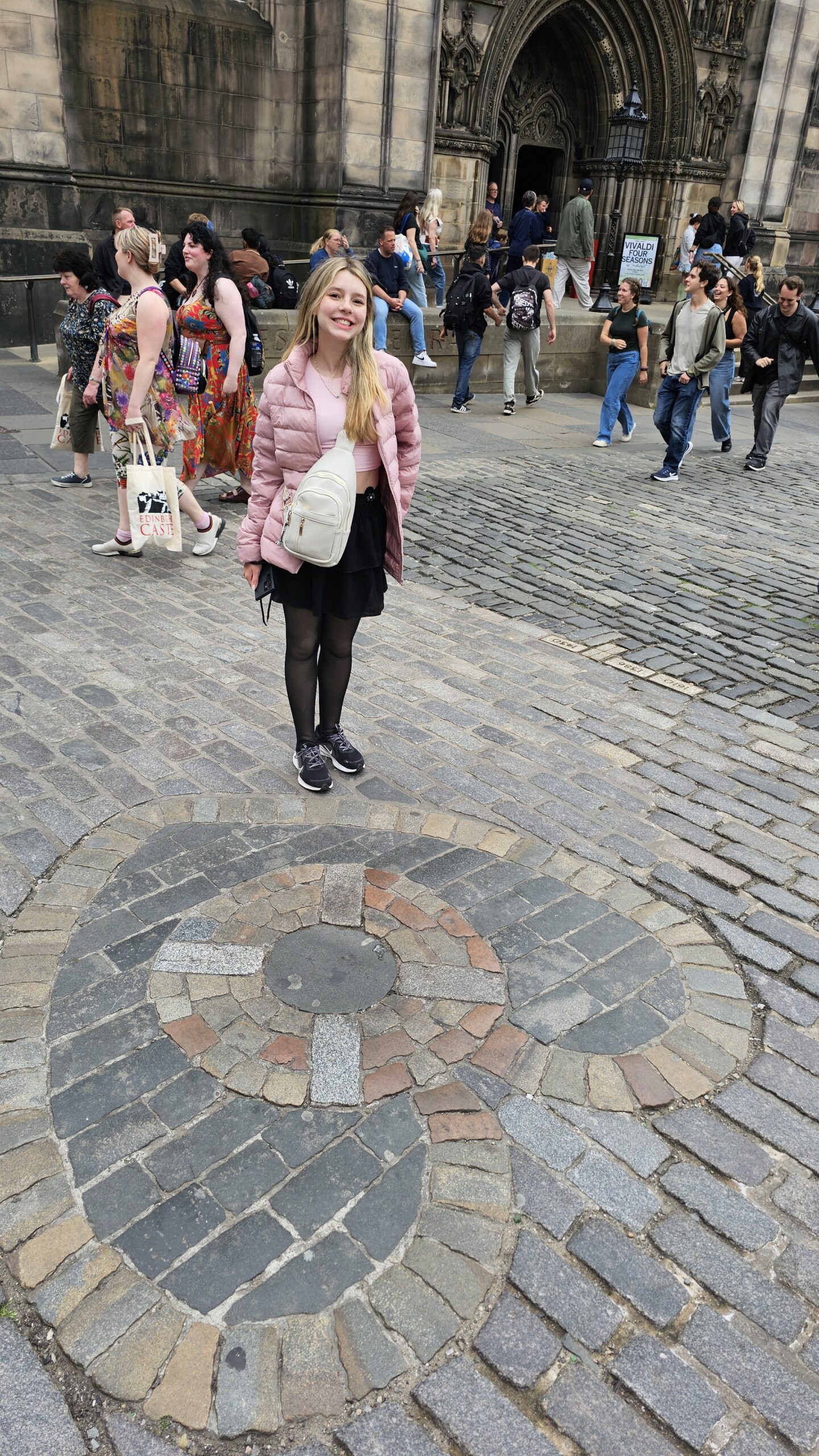 Mosaico em formato de coração no chão da Royal Mile em Edimburgo, marcando o local da antiga prisão.