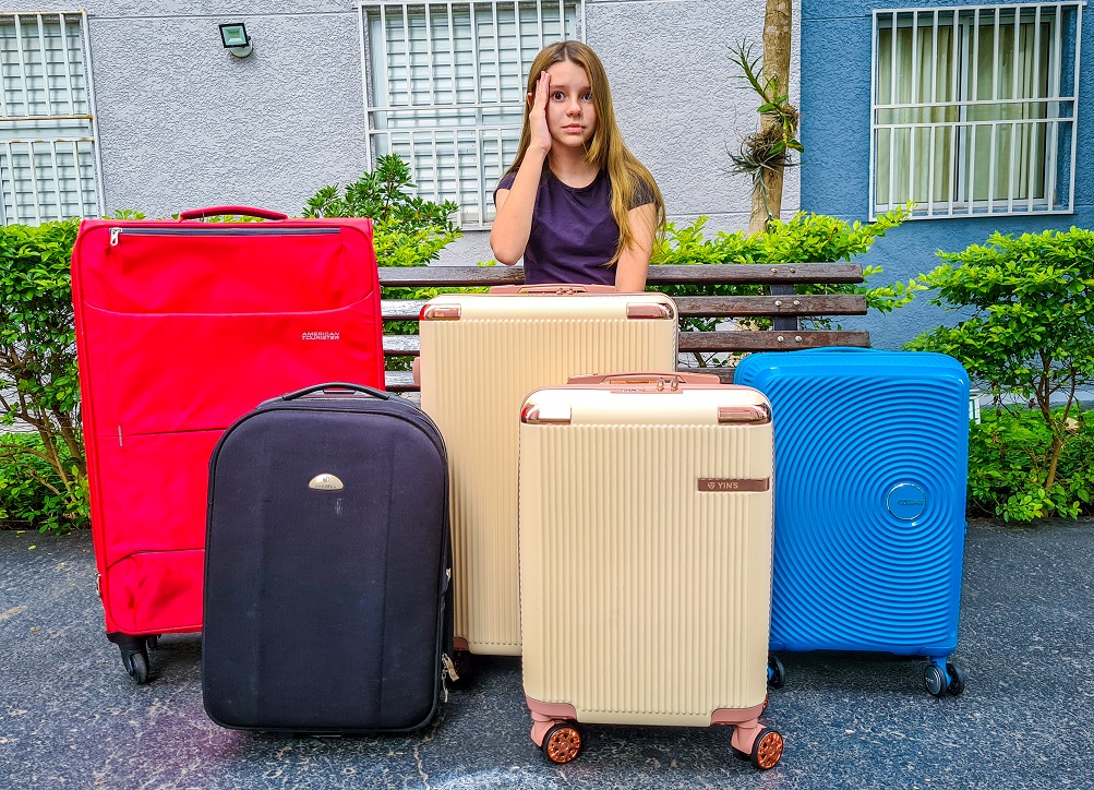 Como ter uma bagagem com menos de 10 quilos?  Mala de viagem pequena,  Roupas para viagem de avião, Malas de viagem