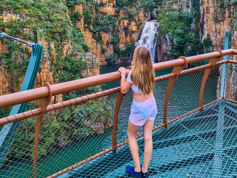 Pegamos então a trilha sentido o Mirante Escondido, que proporciona uma vista privilegiada do Lago de Furnas e dos cânions, vimos inclusive as lanchas passando sob nós!