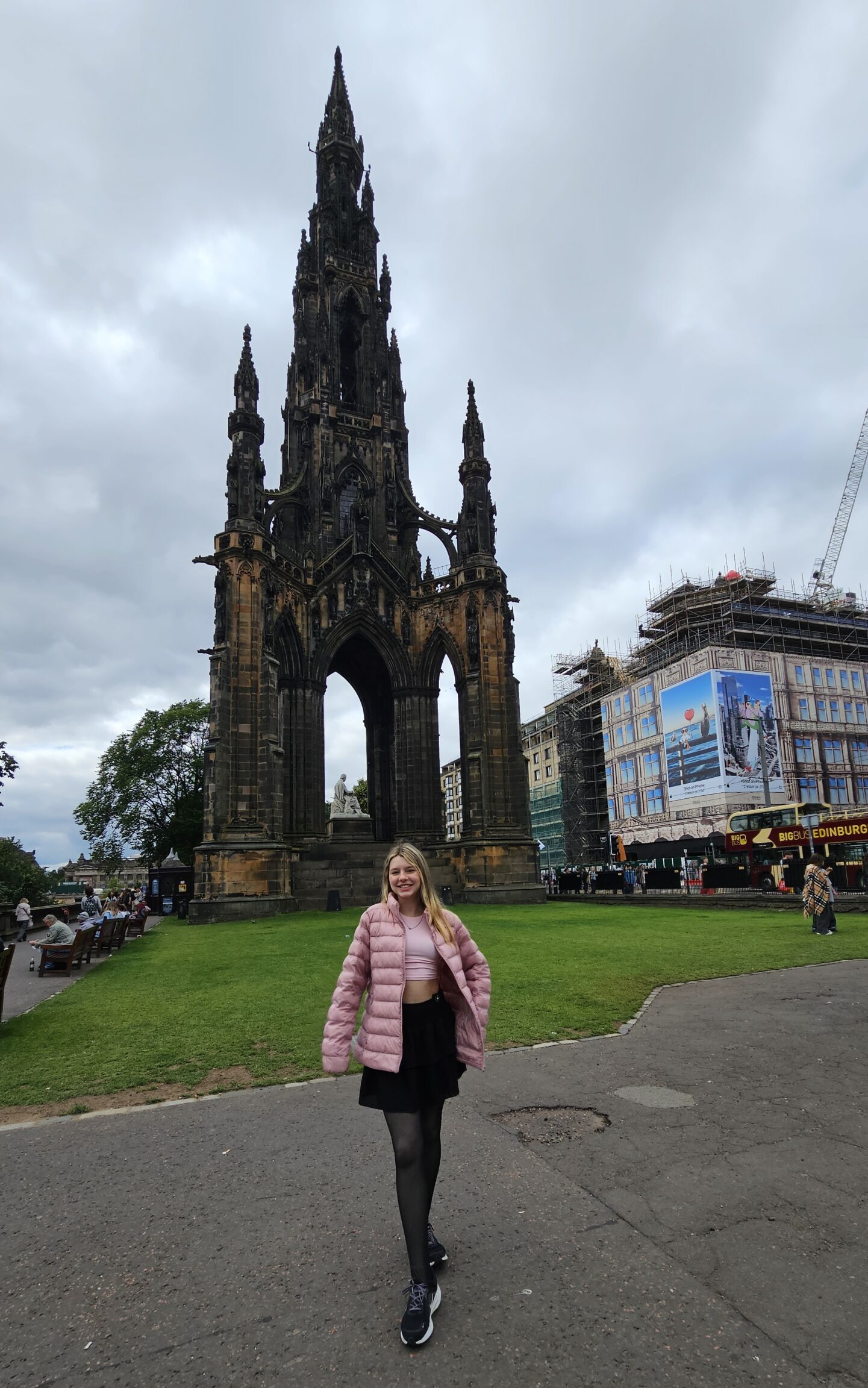 Monumento neogótico de Sir Walter Scott em Edimburgo, com sua torre em pedra escura de 61 metros de altura.