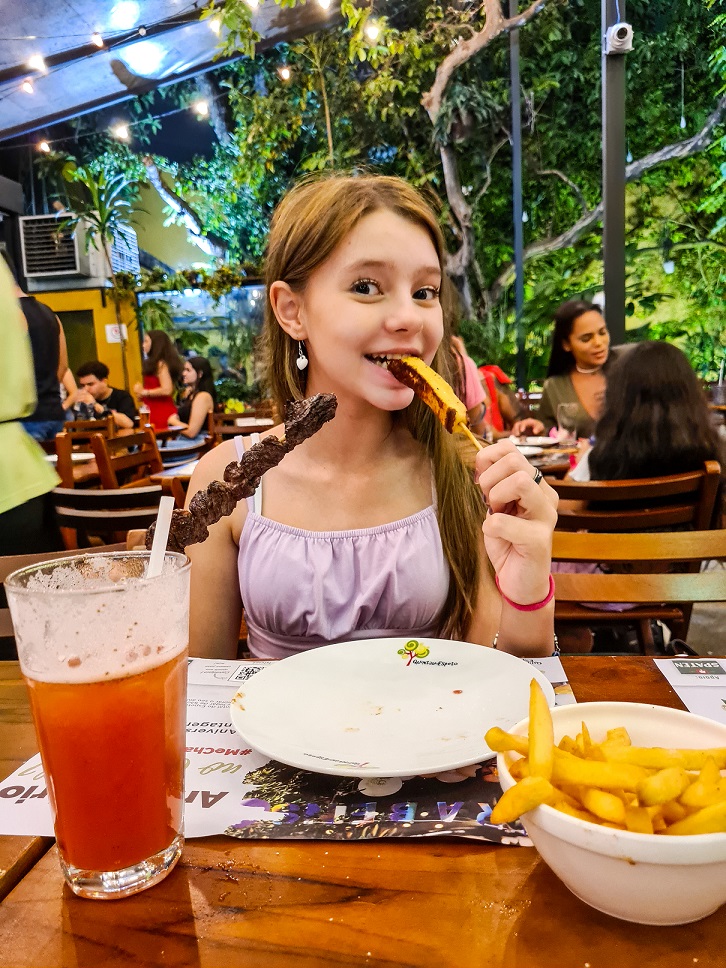 Quintal do EspetoO forte da casa é claro que é o espetinho, e tem os mais variados sabores, inclusive vegetarianos. Você encontra inclusive espetinho de dadinho de tapioca e de coxinha. Além disso, ainda tem espaço kids, então fique a vontade para ir com a garotada.