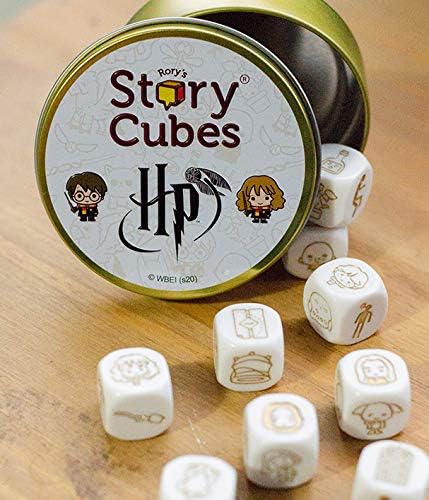 Rory's Story Cubes: Harry Potter Galápagos O fantástico universo de Harry Potter combinado com uma ferramenta de desenvolvimento da criatividade, imaginação e até improviso! Rory’s Story Cubes é uma caixa com nove dados, sendo que cada um deles possui seis ícones diferentes, resultando em um total de 54 figuras ao todo, sendo elas personagens e objetos marcantes da franquia do bruxo mais famoso de todos!Em cada rodada, um jogador deve começar rolando um número de dados e iniciando a frase com “Era uma vez...” e continuando sua história usando as palavras representadas pelas imagens que saíram nos dados. Muito mais do que um jogo, Rory’s Story Cubes pode ajudar professores de língua estrangeira, dinâmicas de quebra gelo, artistas trabalhando a criatividade e pais que querem desenvolver habilidades sociais de seus filhos.