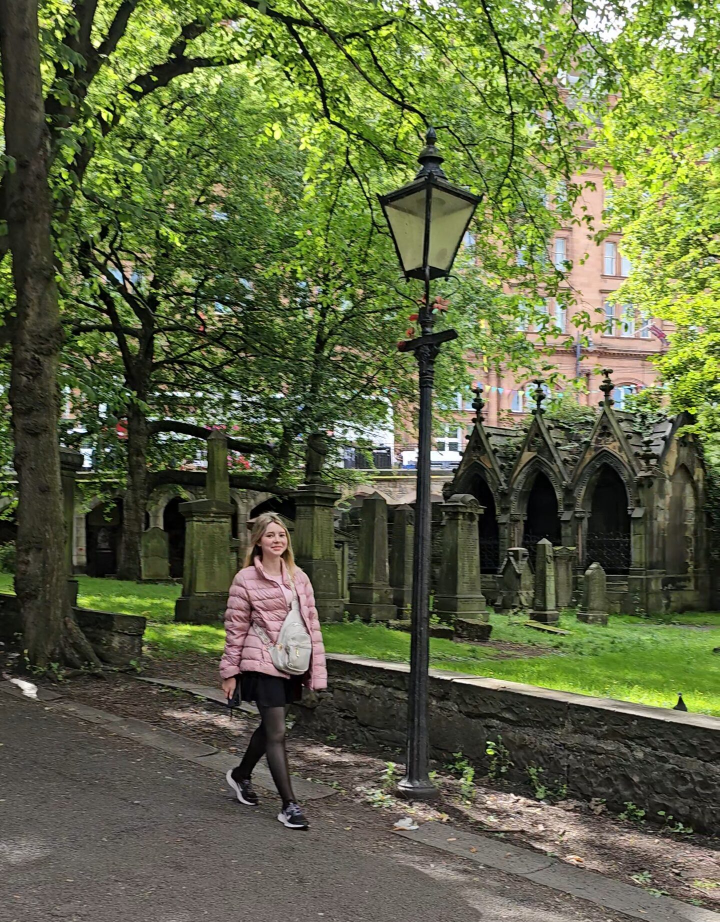 Cemitério de St Cuthbert em Edimburgo com lápides antigas do século XVII ao lado do Ross Fountain.