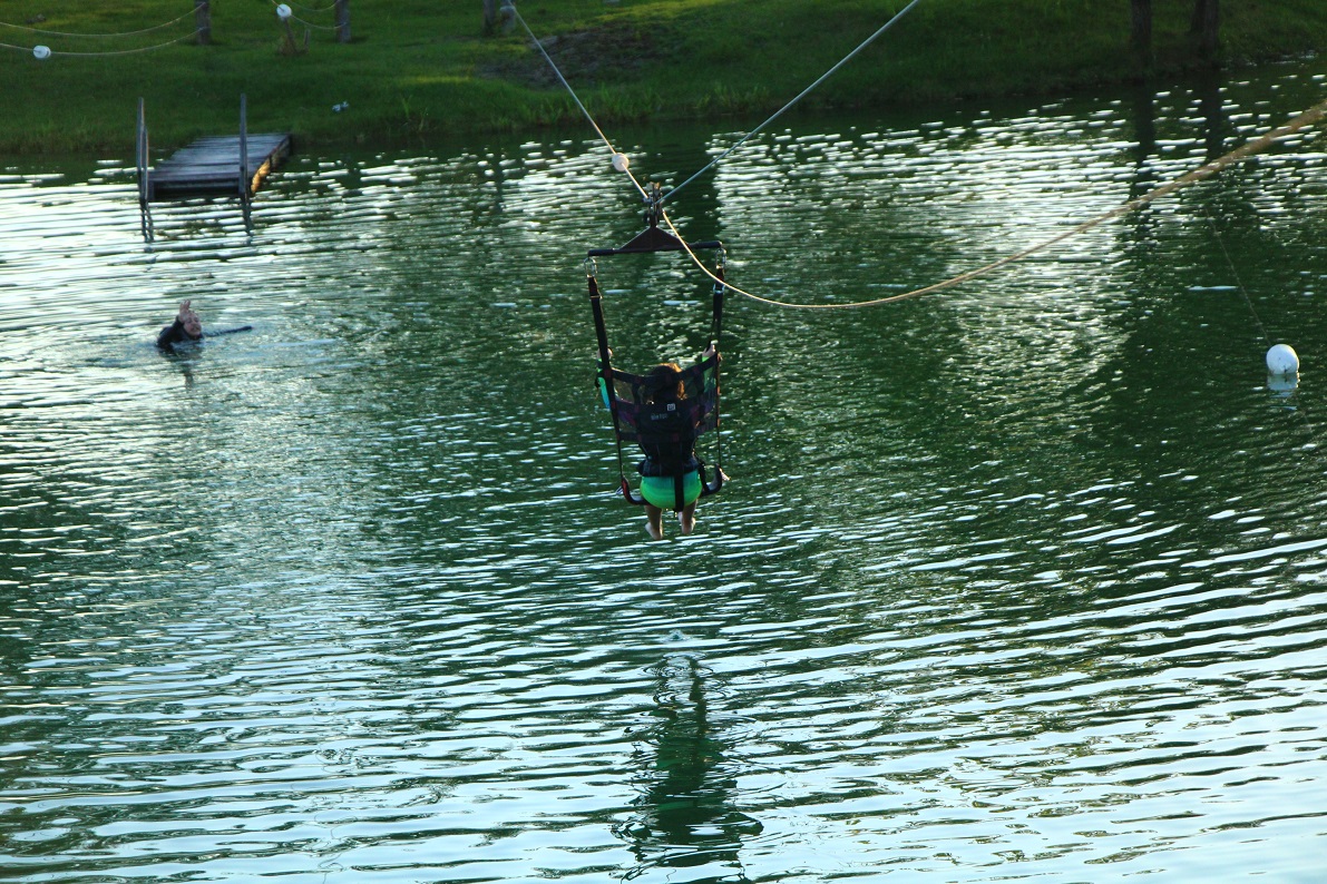 Tirolesa que cai na água com cadeirinha no Parque Ecológico do Rio Formoso