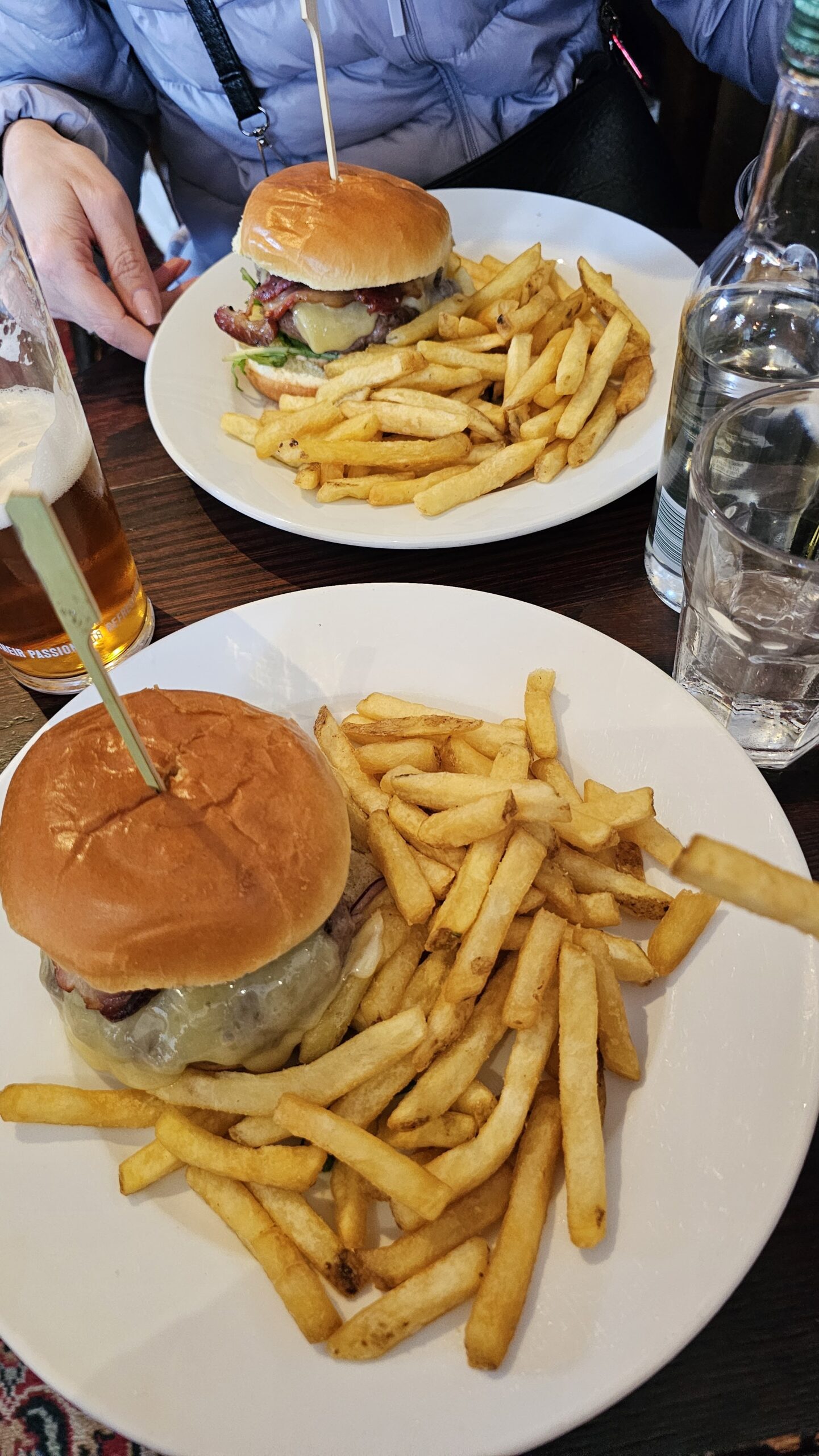 Hambúrguer com batatas fritas servido no Tolbooth Tavern na Escócia.