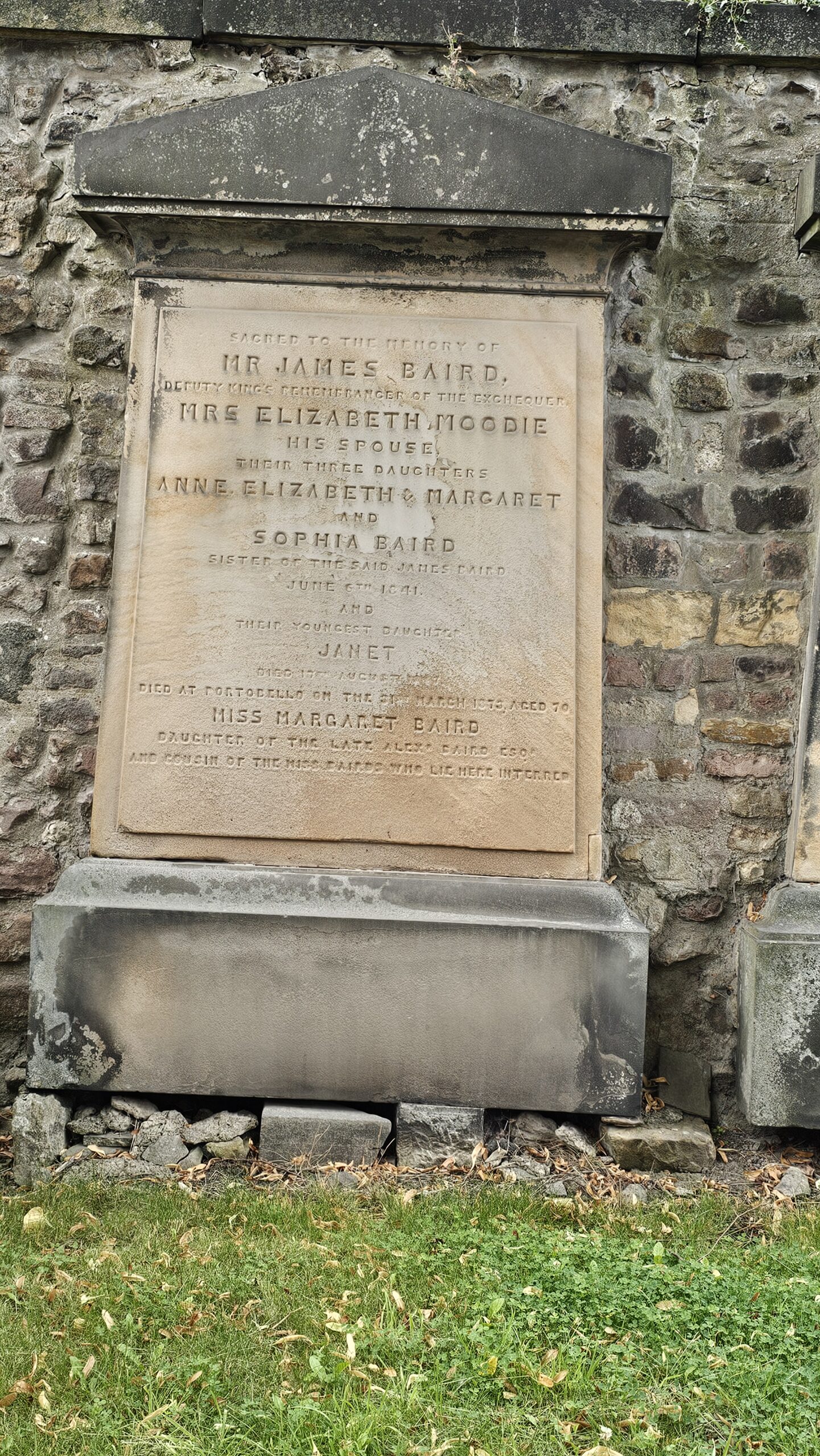 Lápide de Elizabeth Moodie no Greyfriars Kirkyard, possível inspiração para Alastor Olho-Tonto Moody em Harry Pot