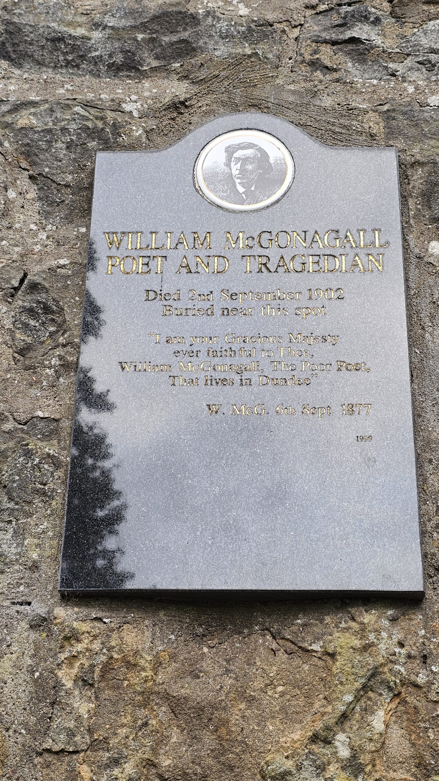 Lápide de William McGonagall no Greyfriars Kirkyard, poeta escocês inspiração para a Prof. Minerva McGonagall em Harry Potter.