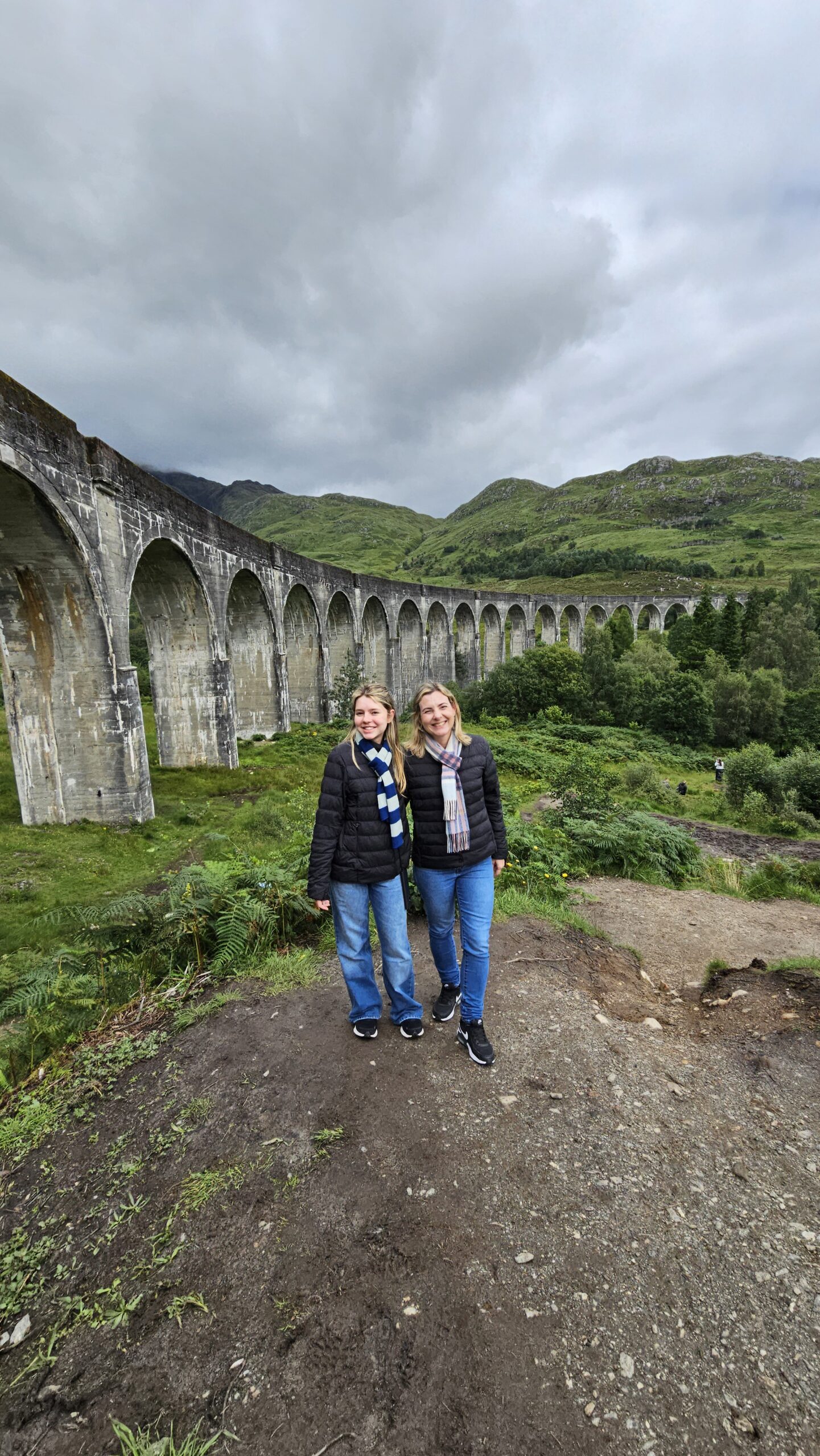 Outro ângulo do Viaduto de Glenfinnan mostrando a perspectiva alternativa da encruzilhada do mirante.