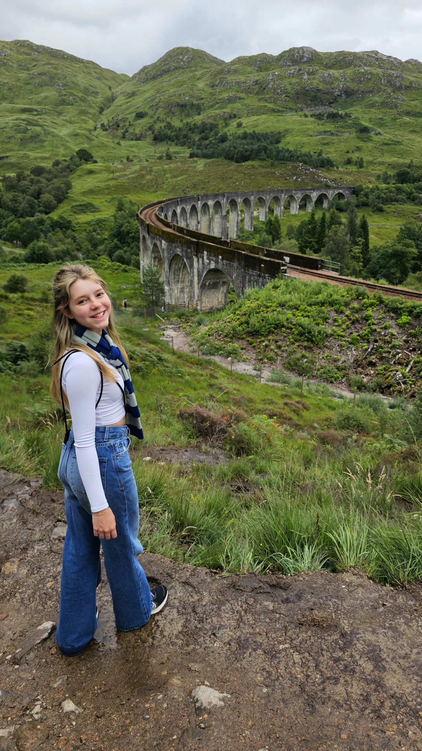Vista do Viaduto de Glenfinnan de um ângulo específico, ponte ferroviária de 21 arcos famosa por Harry Potter.