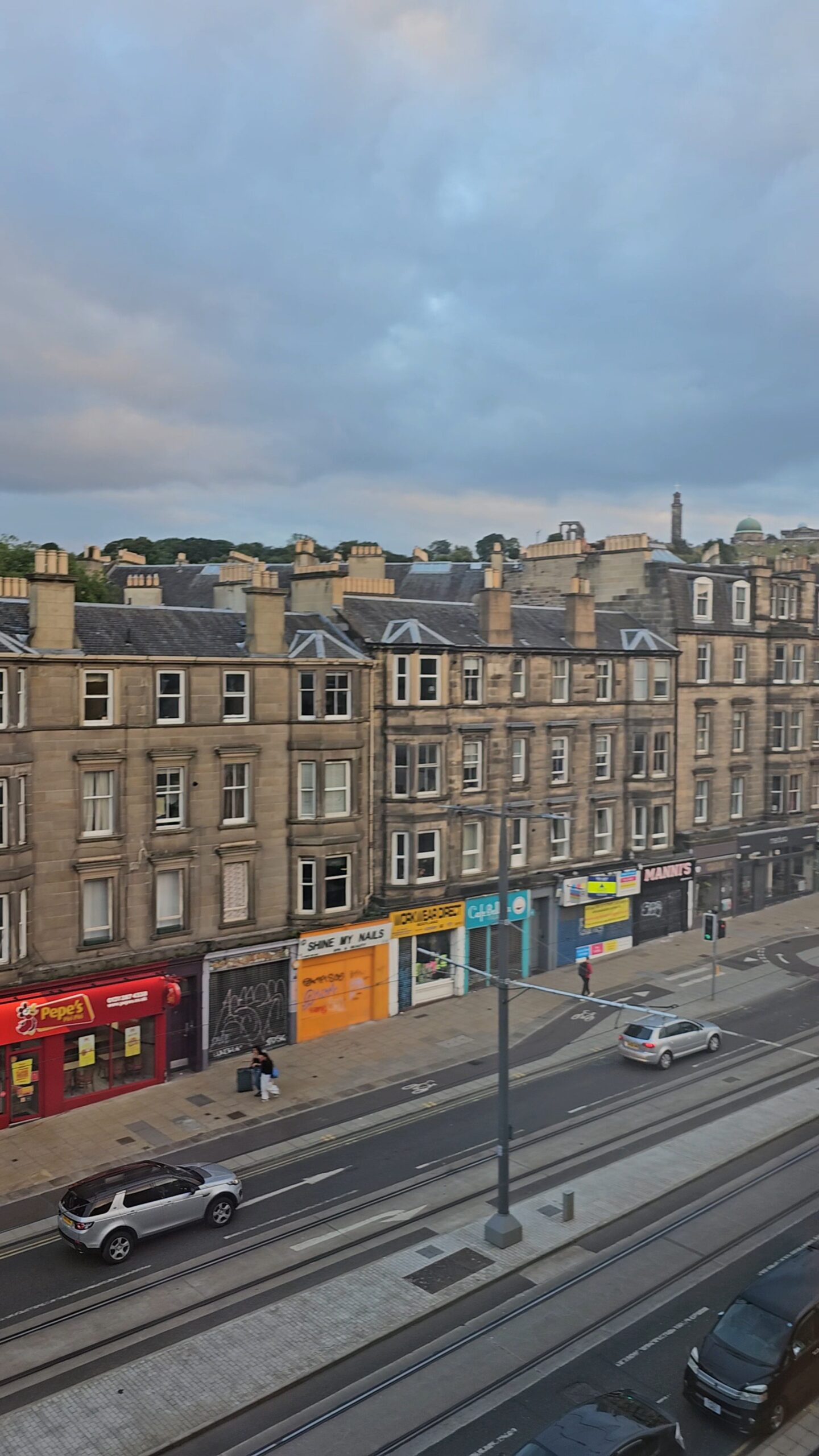 Vista da janela do hostel em Edimburgo às 21h01 mostrando o céu ainda claro em pleno julho.