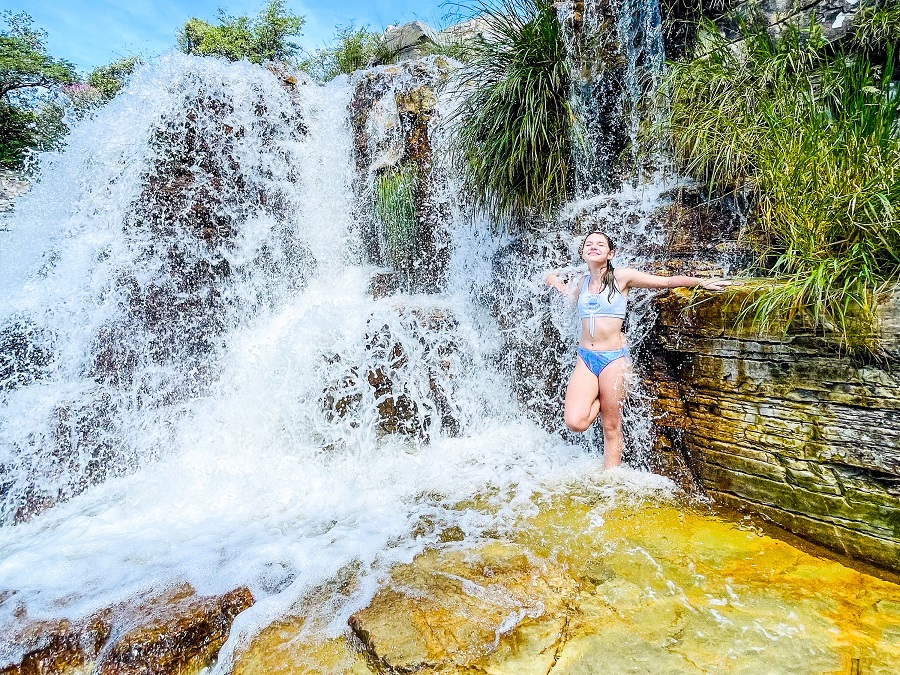 Primeiramente fomos na Cachoeira do Beija-Flor no Passeio de 4x4 com a JA Passeios no roteiro de 3 e 4 dias em Capitólio Minas Gerais