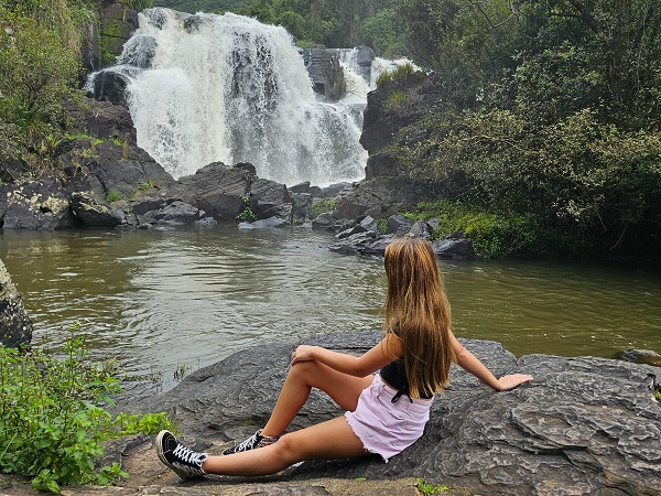 A cachoeira Véu das Noivas tem três quedas d´agua. A principal tem 10 metros de altura por 15 metros de largura.