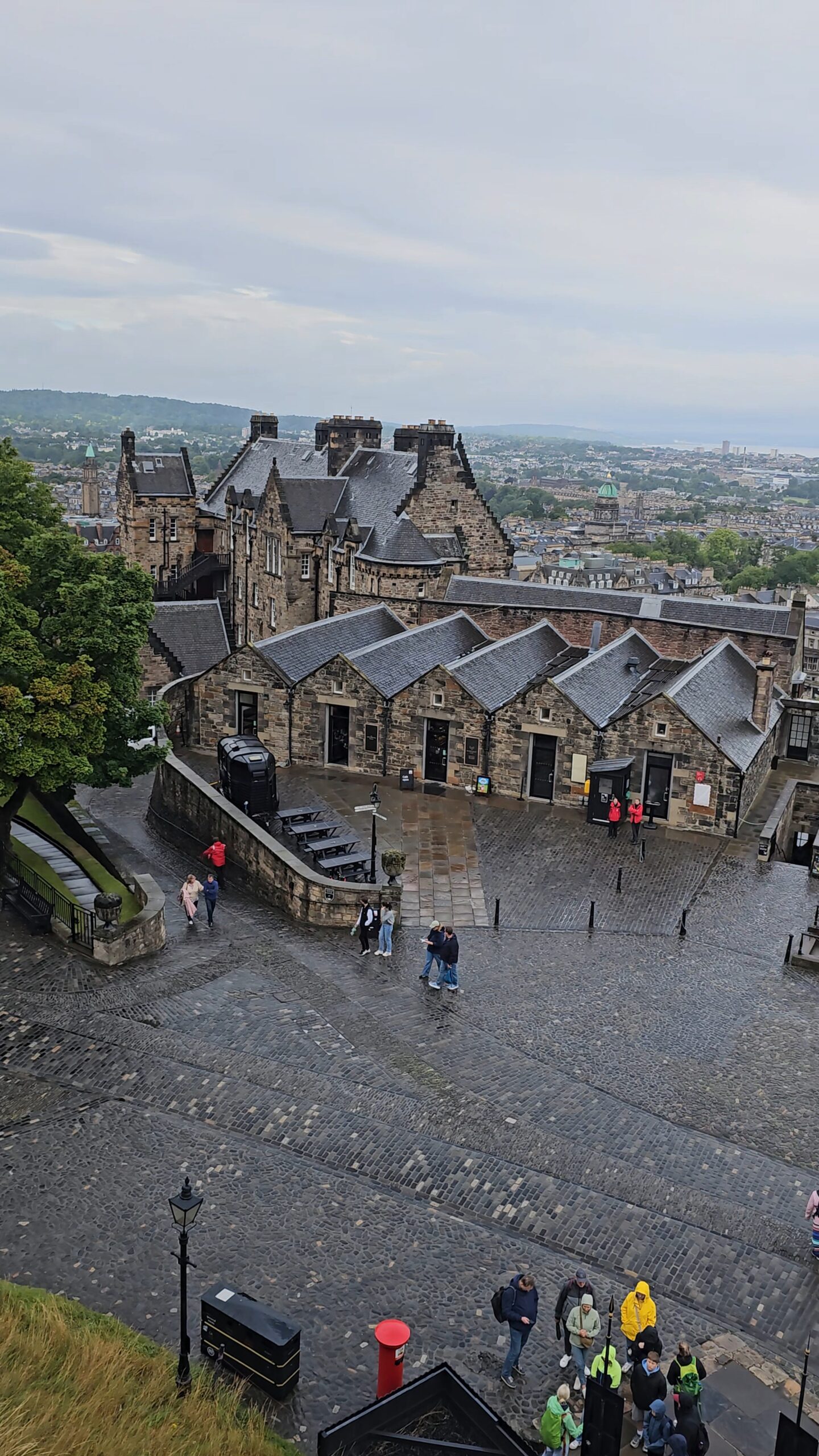 Interior do Castelo de Edimburgo com muralhas de pedra e detalhes arquitetônicos medievais.
