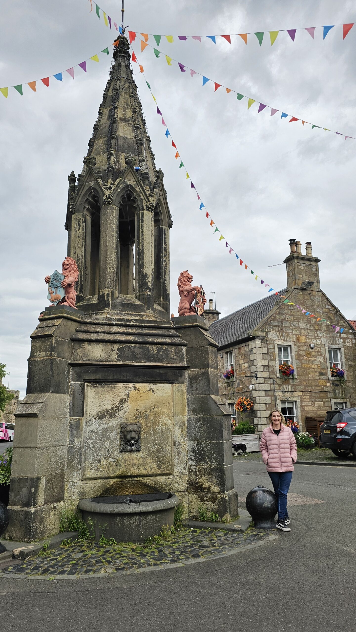 Vila histórica de Falkland na Escócia, usada em Outlander como a Inverness dos anos 1940.