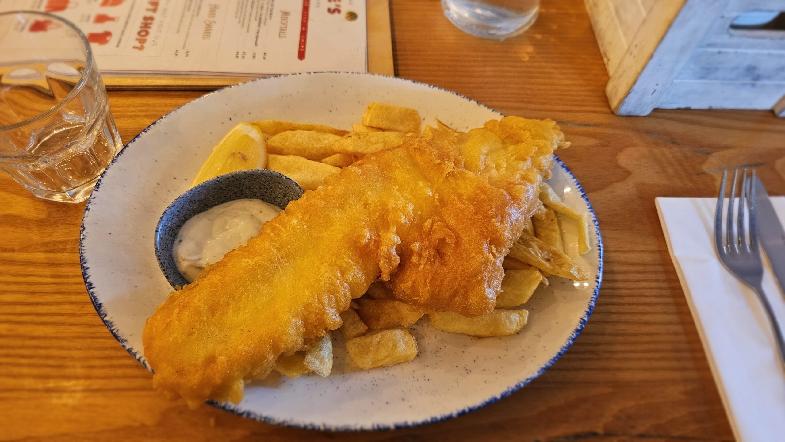 Prato de Haddock (fish & chips) servido no Bertie's Proper Fish & Chips em Edimburgo.