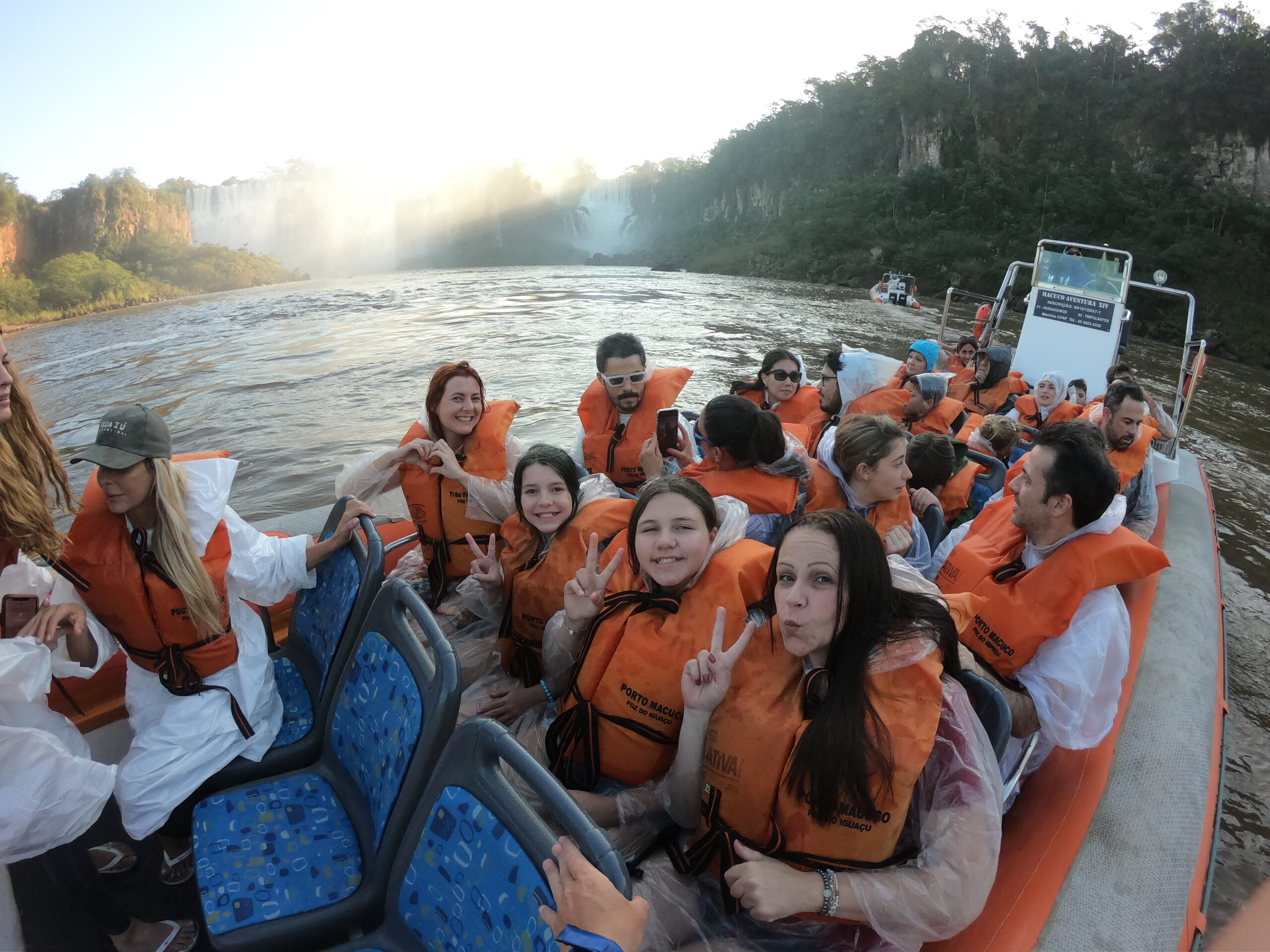 Bote inflável do Macuco Safari se aproximando das Cataratas do Iguaçu no Rio Iguaçu, com visitantes de coletes salva-vidas