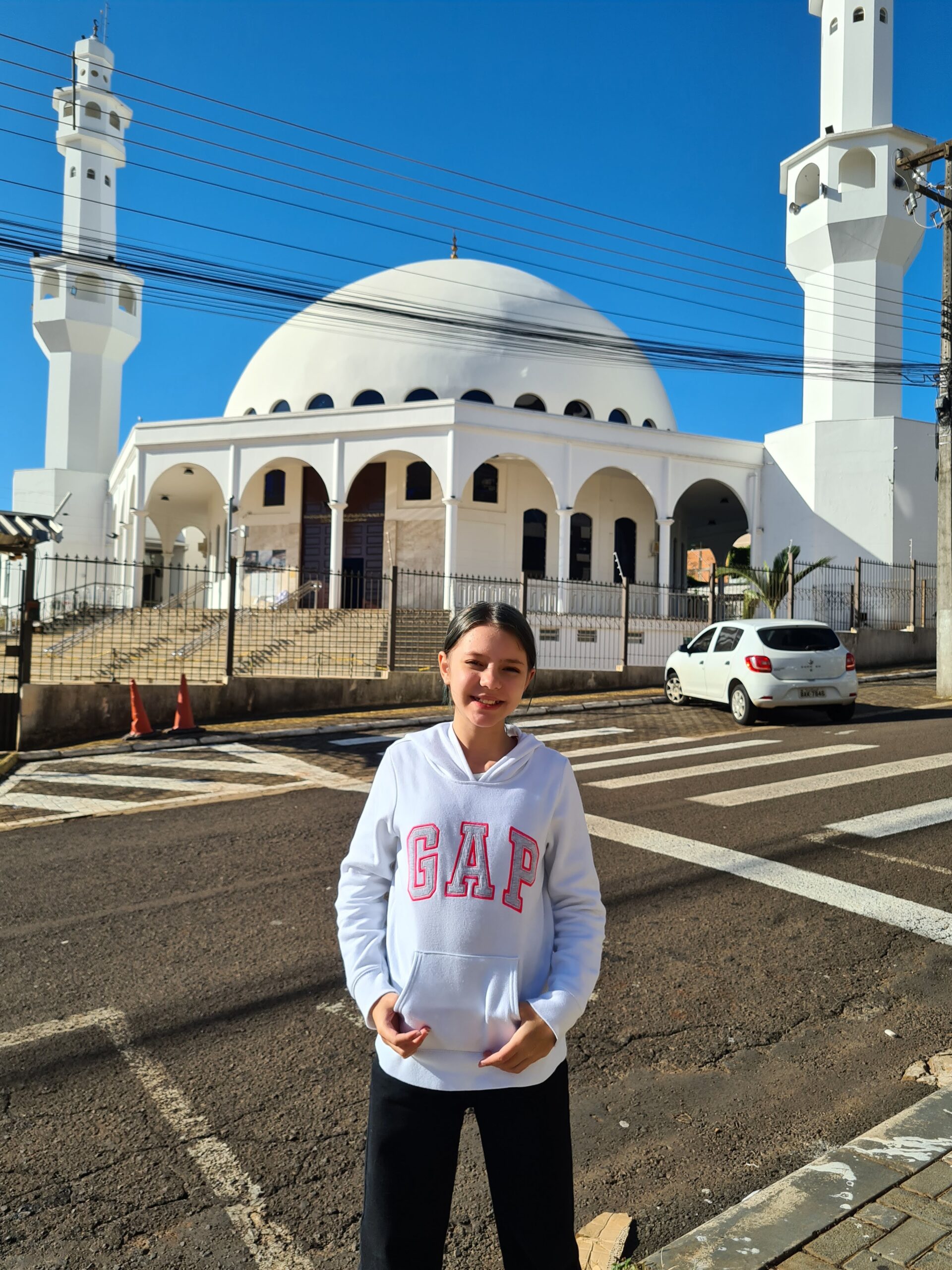 Fachada da Mesquita Omar Ibn Al-Khattab em Foz do Iguaçu, com cúpula principal e minaretes — a segunda maior mesquita da América Latina