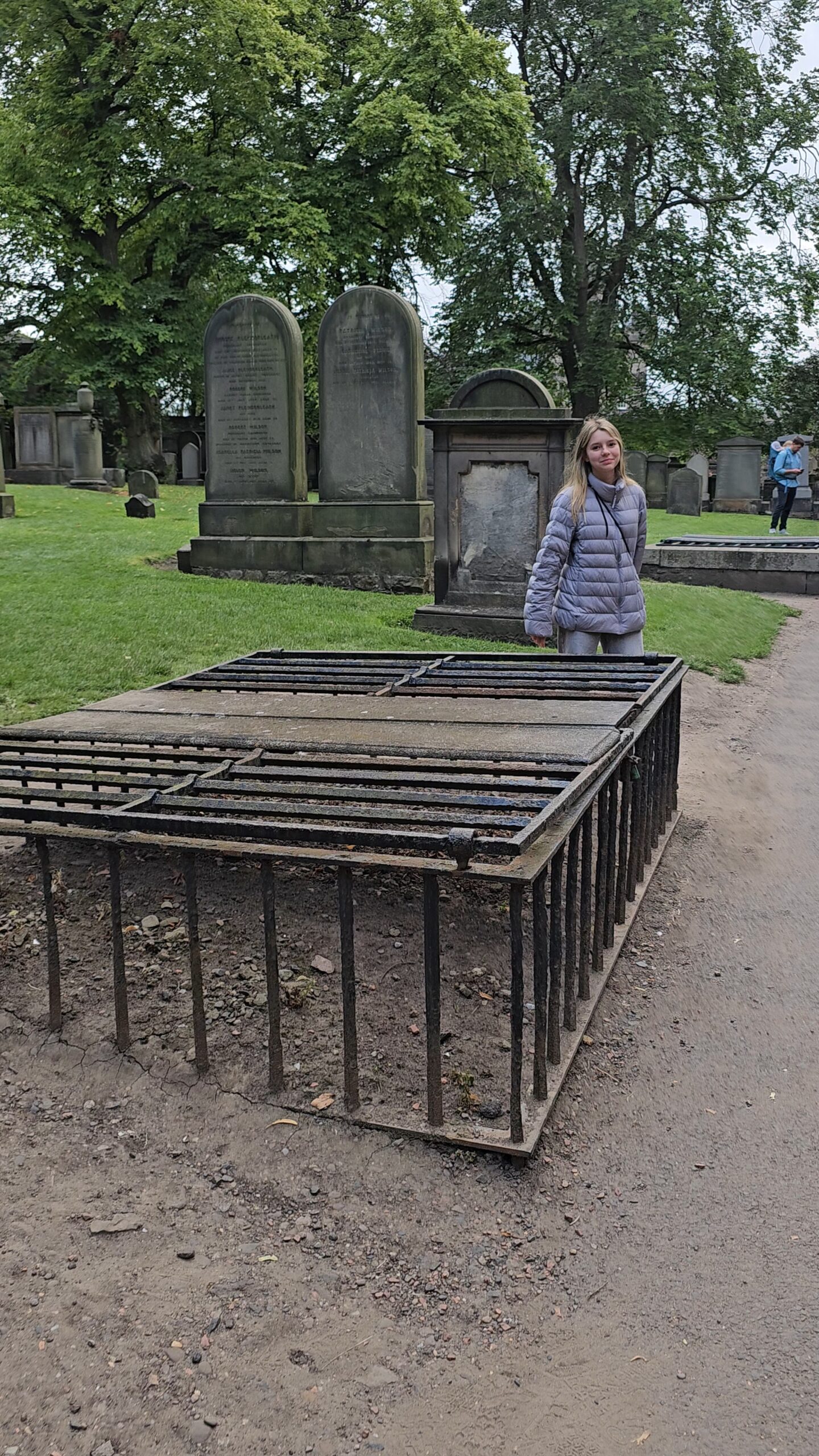 Estruturas de ferro em formato de gaiola (mortsafes) sobre túmulos no Greyfriars Kirkyard, usadas no século XIX contra ladrões de cadáveres
