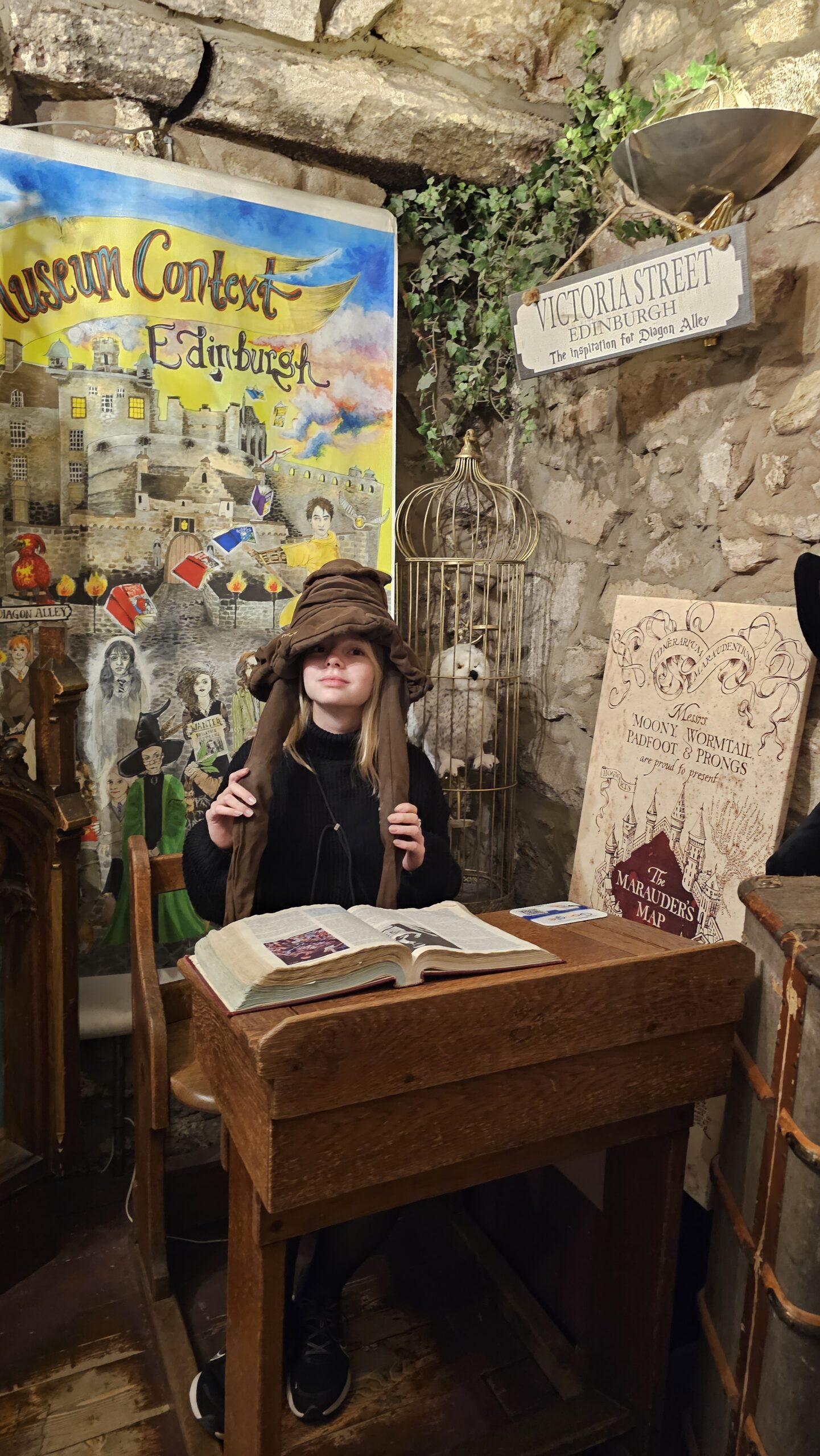 Interior da Museum Context em Edimburgo com produtos oficiais de Harry Potter.