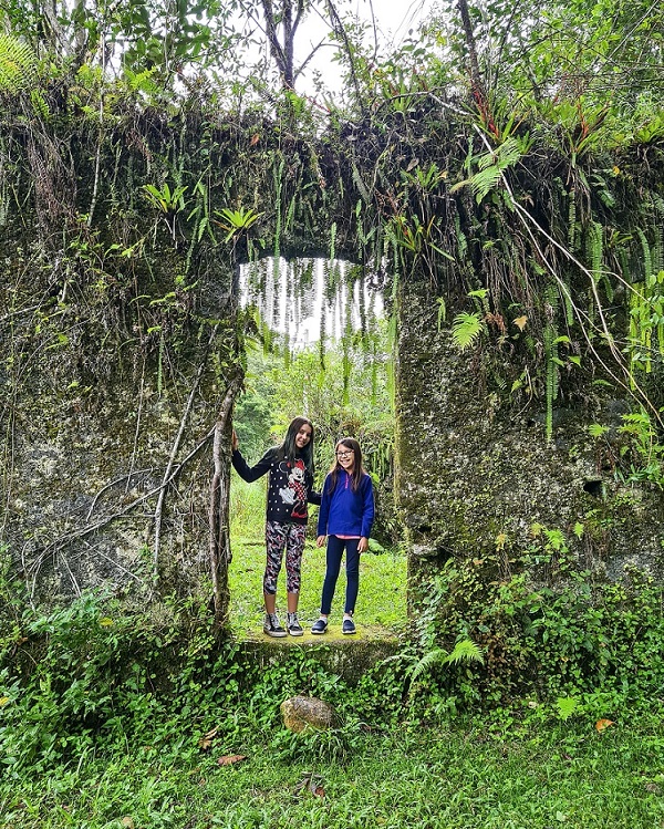 Grossas paredes de pedra de um provável armazém da antiga fazenda, construído pelos escravos que ali viveram, no Quilombo do Mandira
