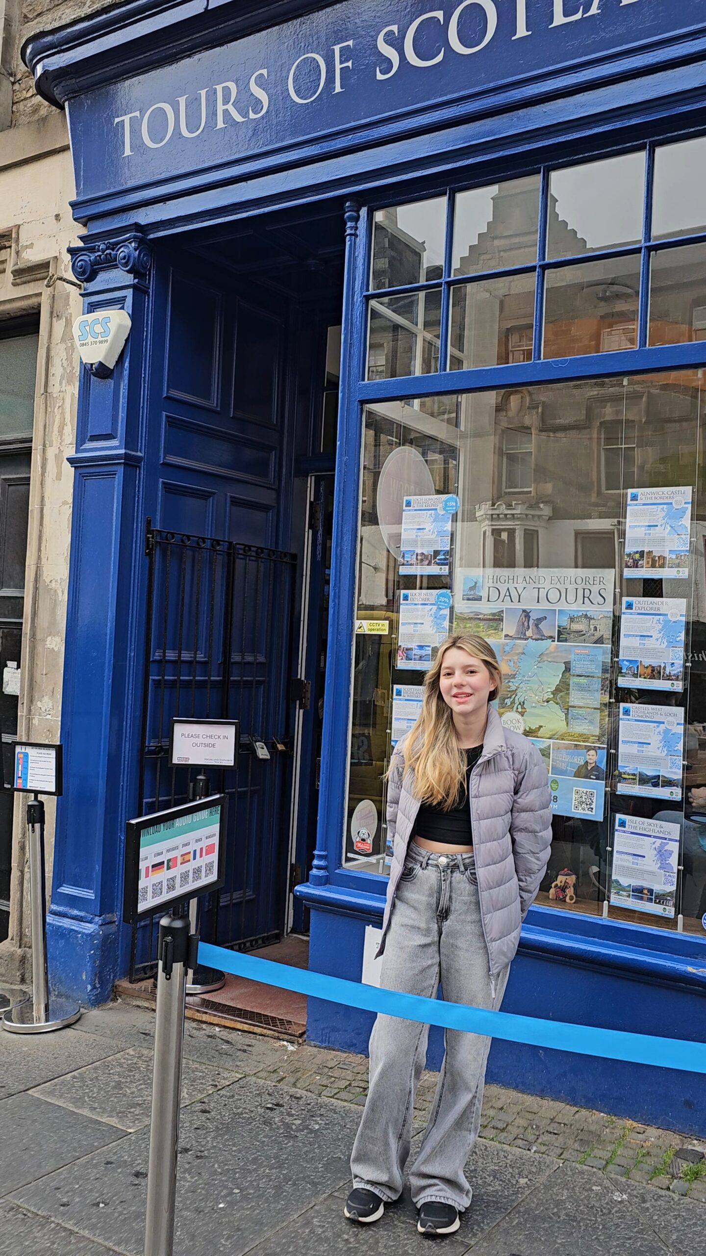 Fachada da agência na 60 High Street, ponto de encontro do tour Outlander na Escócia.