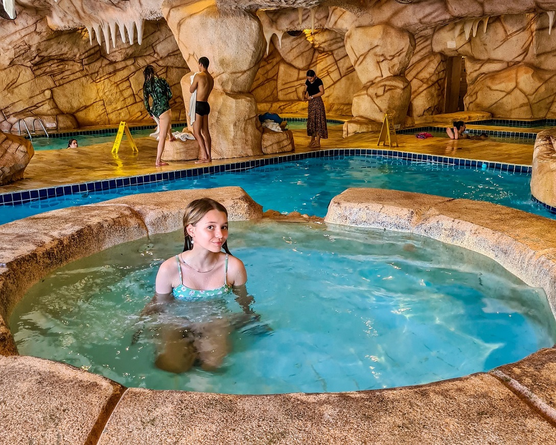 Se você é um amante da gastronomia, o Resort Vale Suíço certamente irá surpreendê-lo. São 12 piscinas, sendo 6 piscinas aquecidas e cobertas no Thermas Caverna do Vale e 6 piscinas externas, que são climatizadas. A vista da piscina de borda infinita é espetacular!