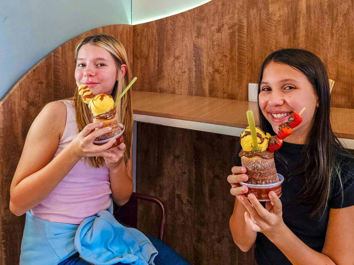 Este doce romeno é popular em cidades como Praga e Budapeste, e agora você pode encontrá-lo bem aqui no Brasil. A massa de pão doce, assada no espeto com açúcar e canela, é deliciosa e oferece Com o Prime Gourmet, você pode aproveitar uma oferta especial: compre um Trudel e ganhe outro de igual ou menor valor