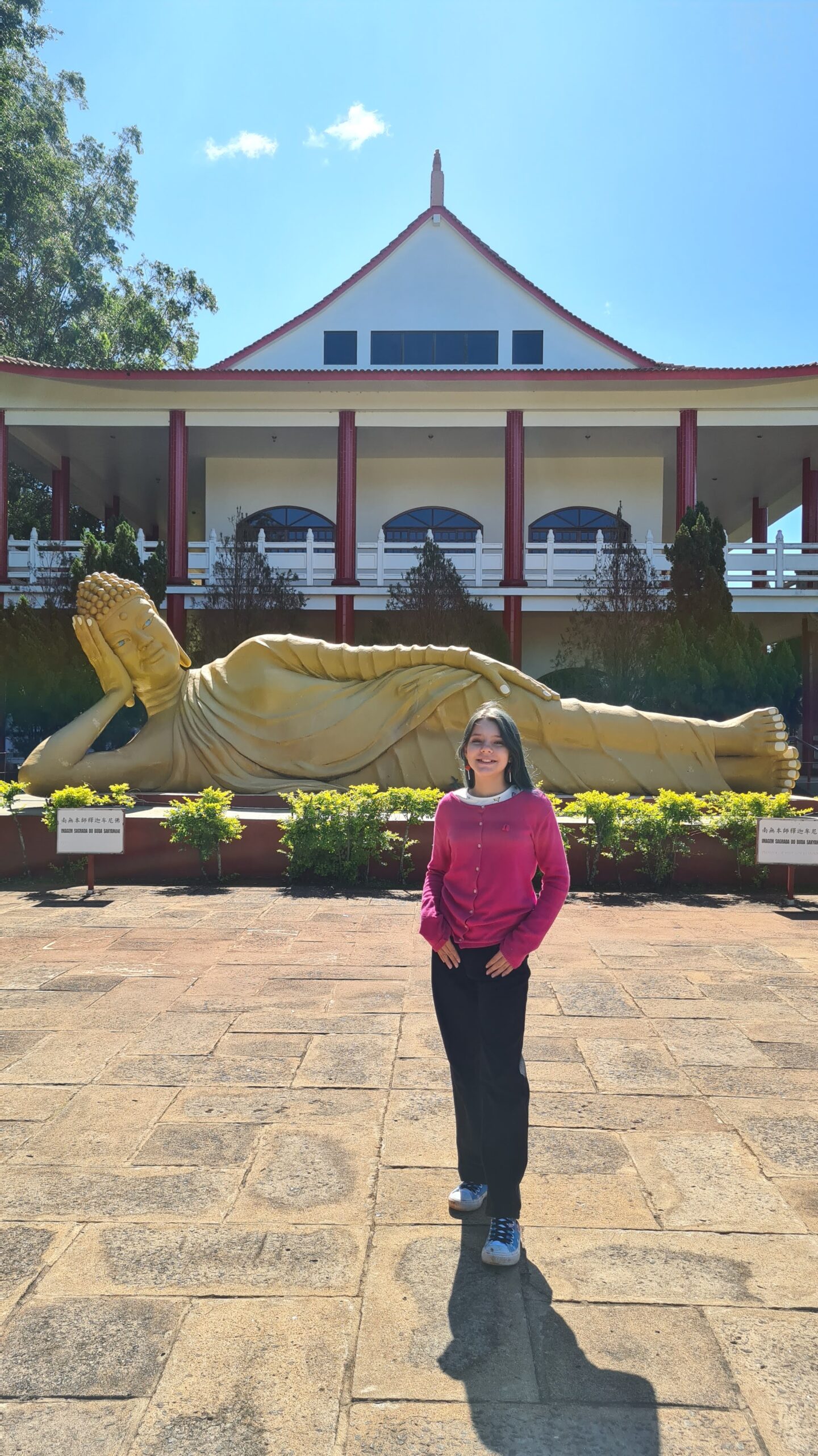 Estátuas e jardins do Templo Budista Chen Tien em Foz do Iguaçu, com vista para a tríplice fronteira