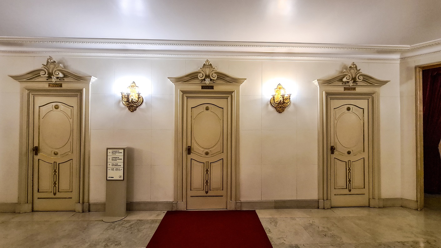 Portas dos espaços reservados para o Governador, Prefeito e Secretário da Cultura e seus convidados no Teatro Municipal de São Paulo