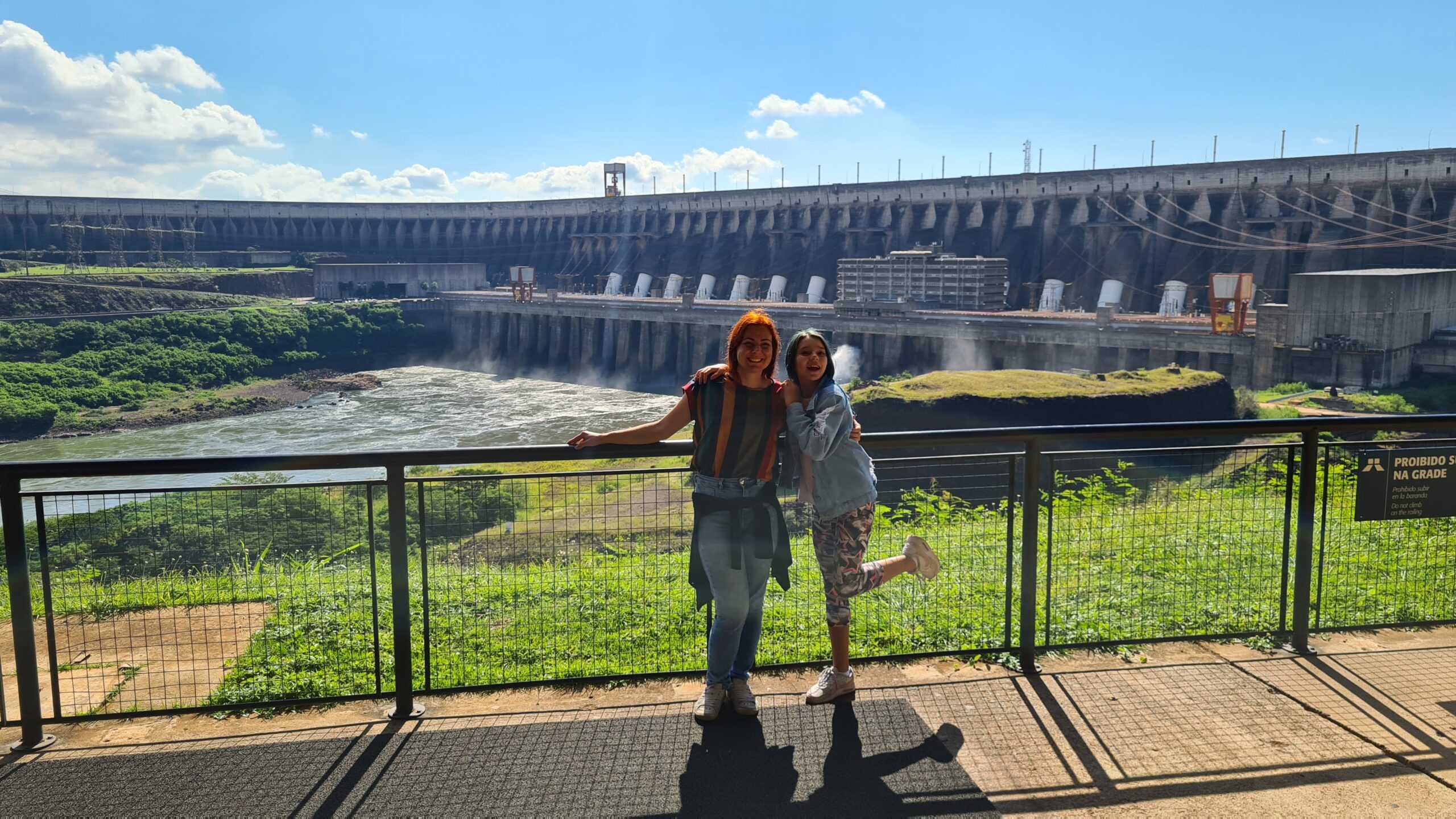 Barragem da Usina Hidrelétrica de Itaipu Binacional em Foz do Iguaçu, uma das maiores usinas do mundo em geração de energia