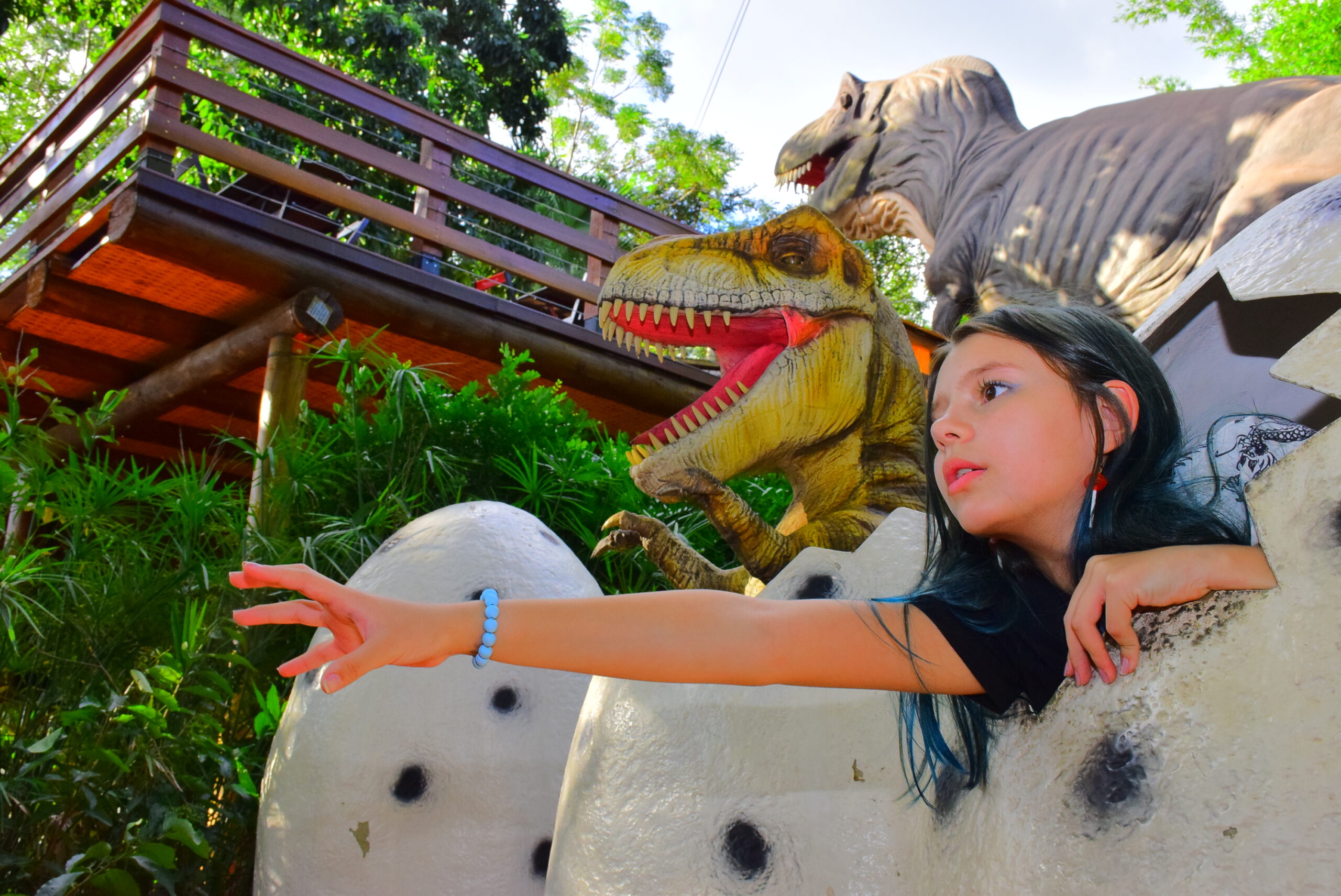 Vale dos Dinossauros no Complexo Dreamland Foz do Iguaçu com réplicas de dinossauros em tamanho real
