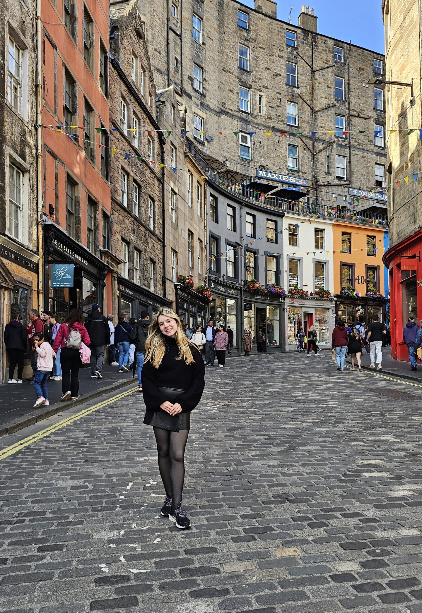 Vista da Victoria Street em Edimburgo, com fachadas coloridas em curva descendo em direção ao Grassmarket.