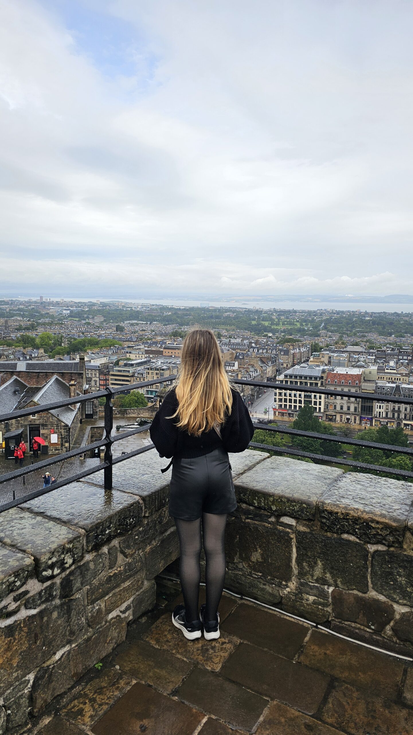 Vista panorâmica de Edimburgo a partir do topo do Castelo, mostrando a New Town e o horizonte.