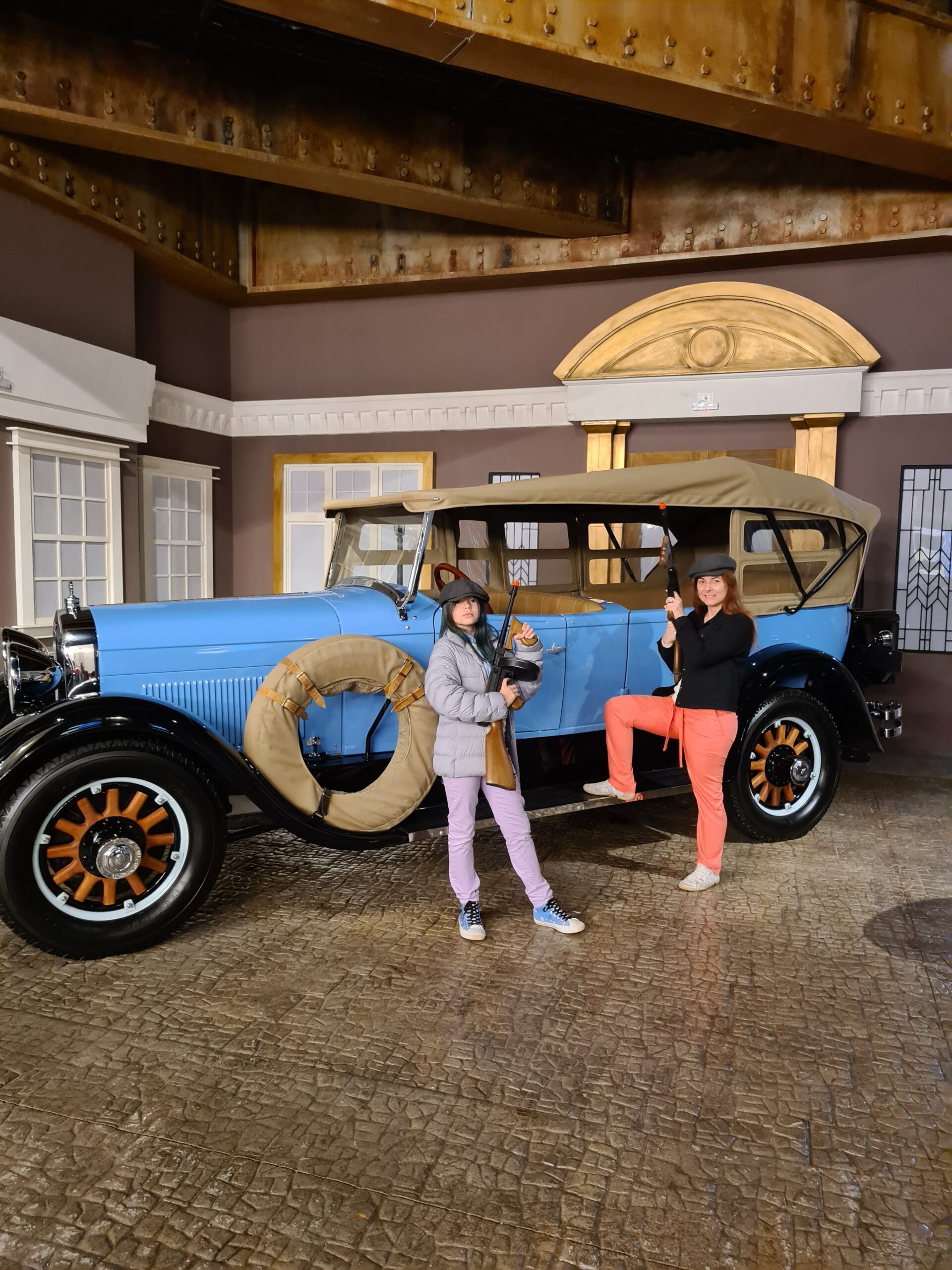Movie Cars no Wonder Park em Foz do Iguaçu com carros icônicos do cinema em cenários temáticos de Hollywood